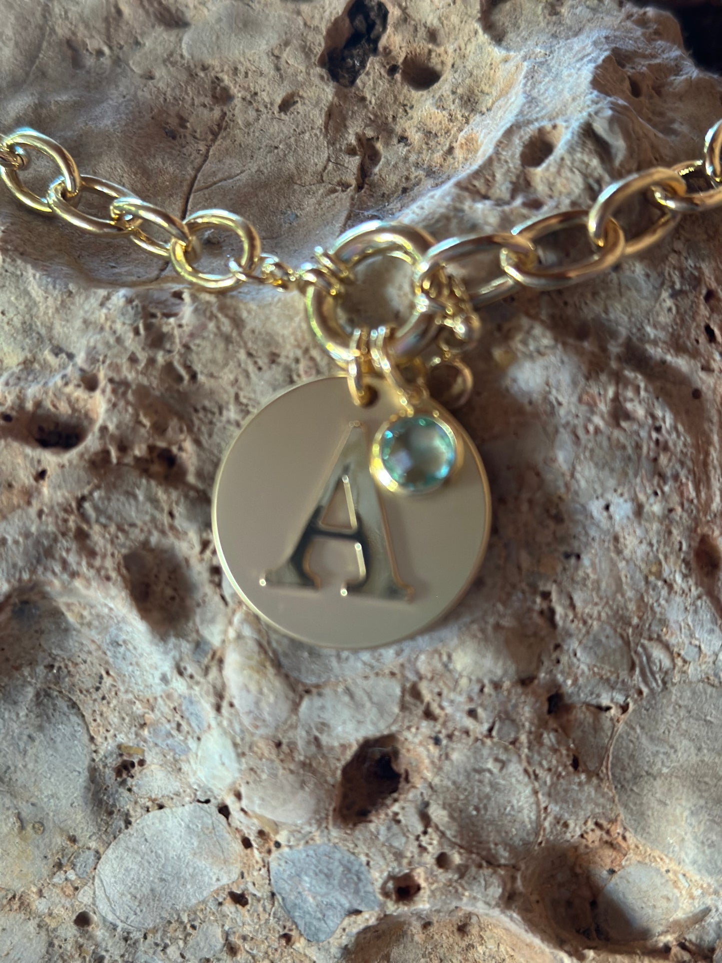 COLLAR CADENA CON LETRA Y BRILLANTE DORADO