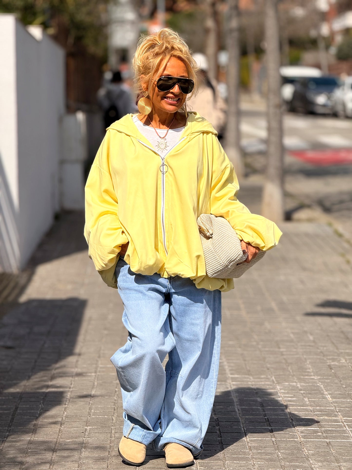 TRENCH OVERSIZE CON CAPUCHA MULTICOLOR