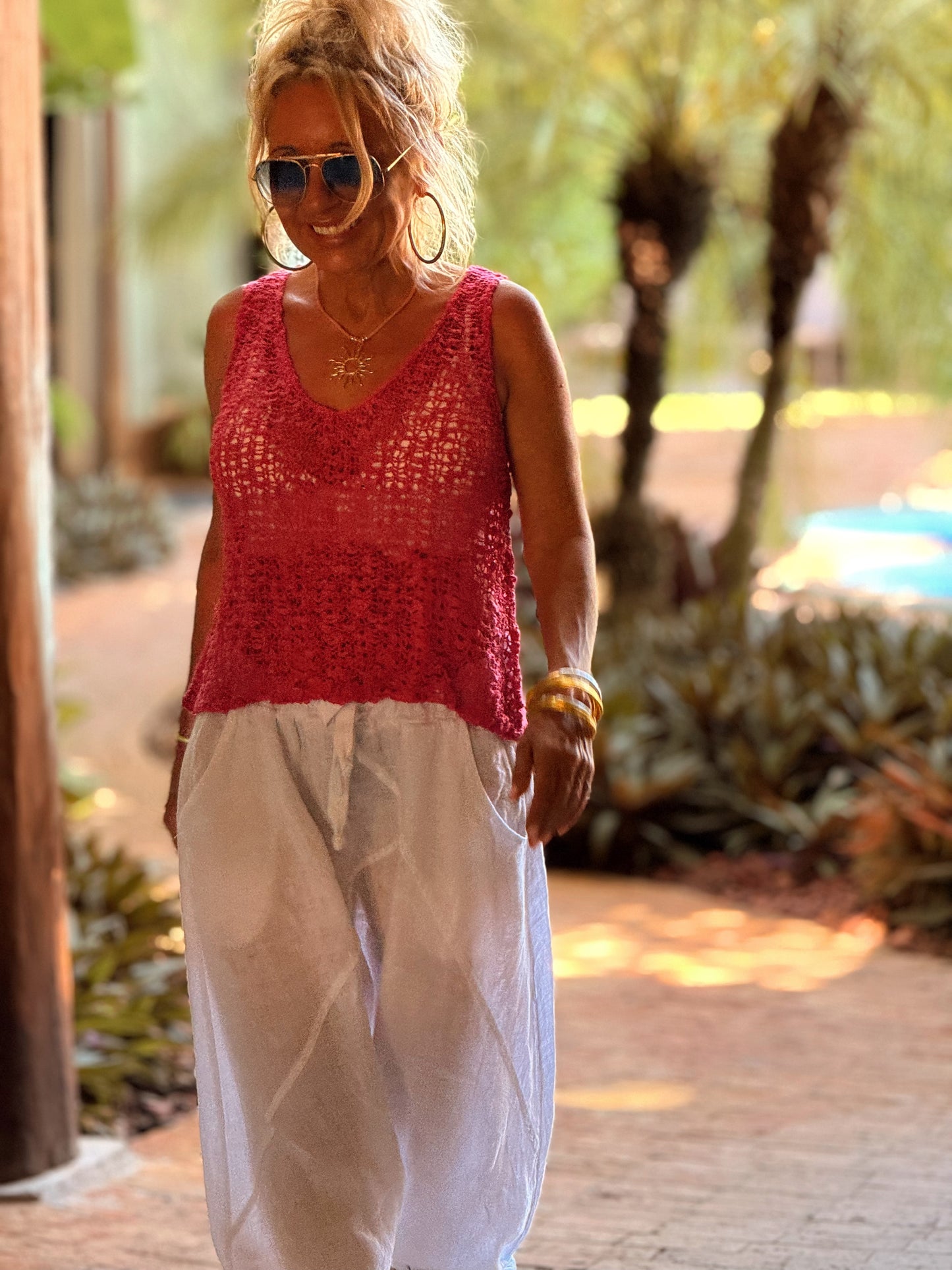 TOP AGUJEROS LUISA FUCSIA