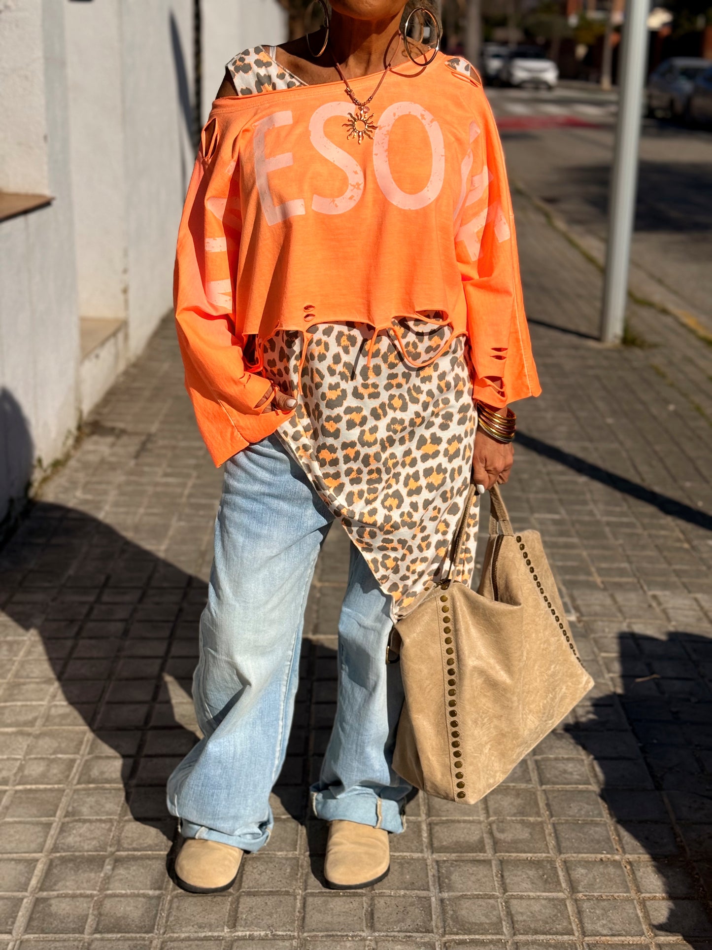 CAMISETA CORTA LETRAS CON AGUJEROS MULTICOLOR