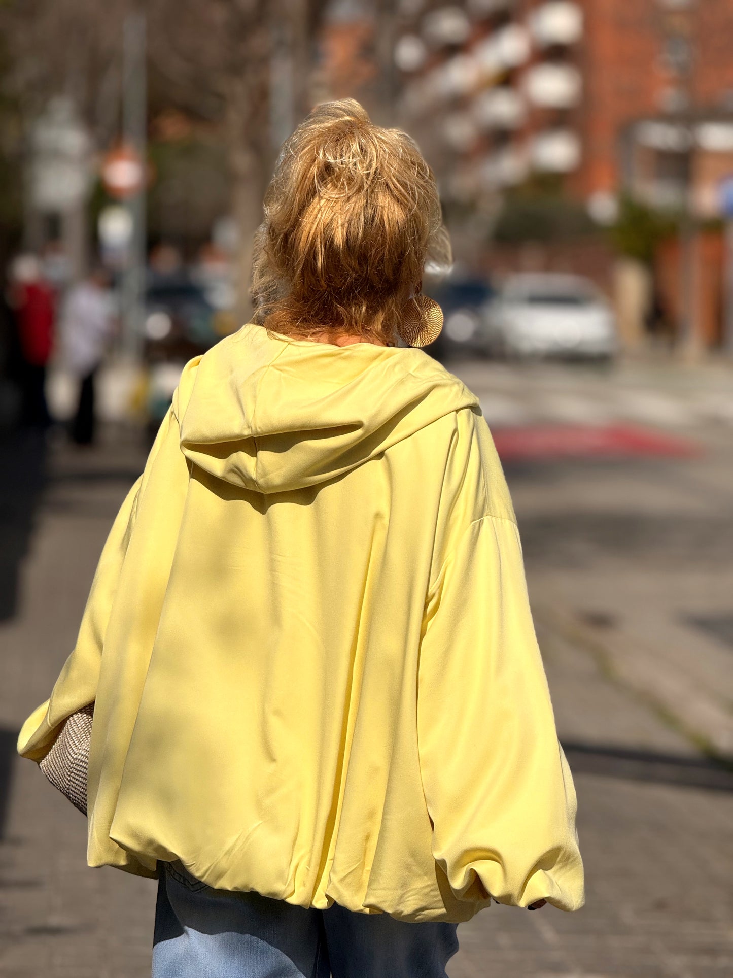 TRENCH OVERSIZE CON CAPUCHA MULTICOLOR