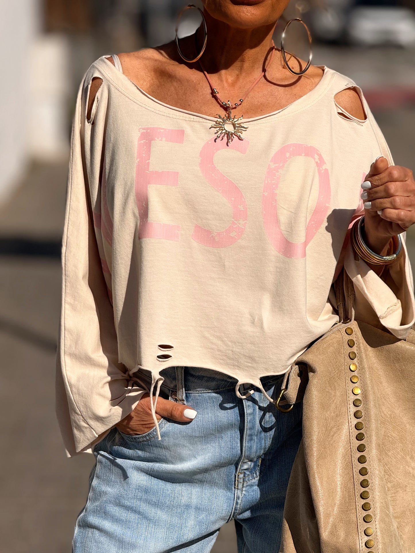 CAMISETA CORTA LETRAS CON AGUJEROS MULTICOLOR