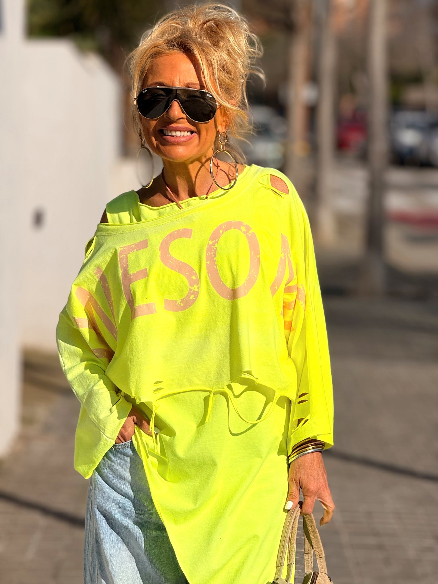 CAMISETA CORTA LETRAS CON AGUJEROS MULTICOLOR