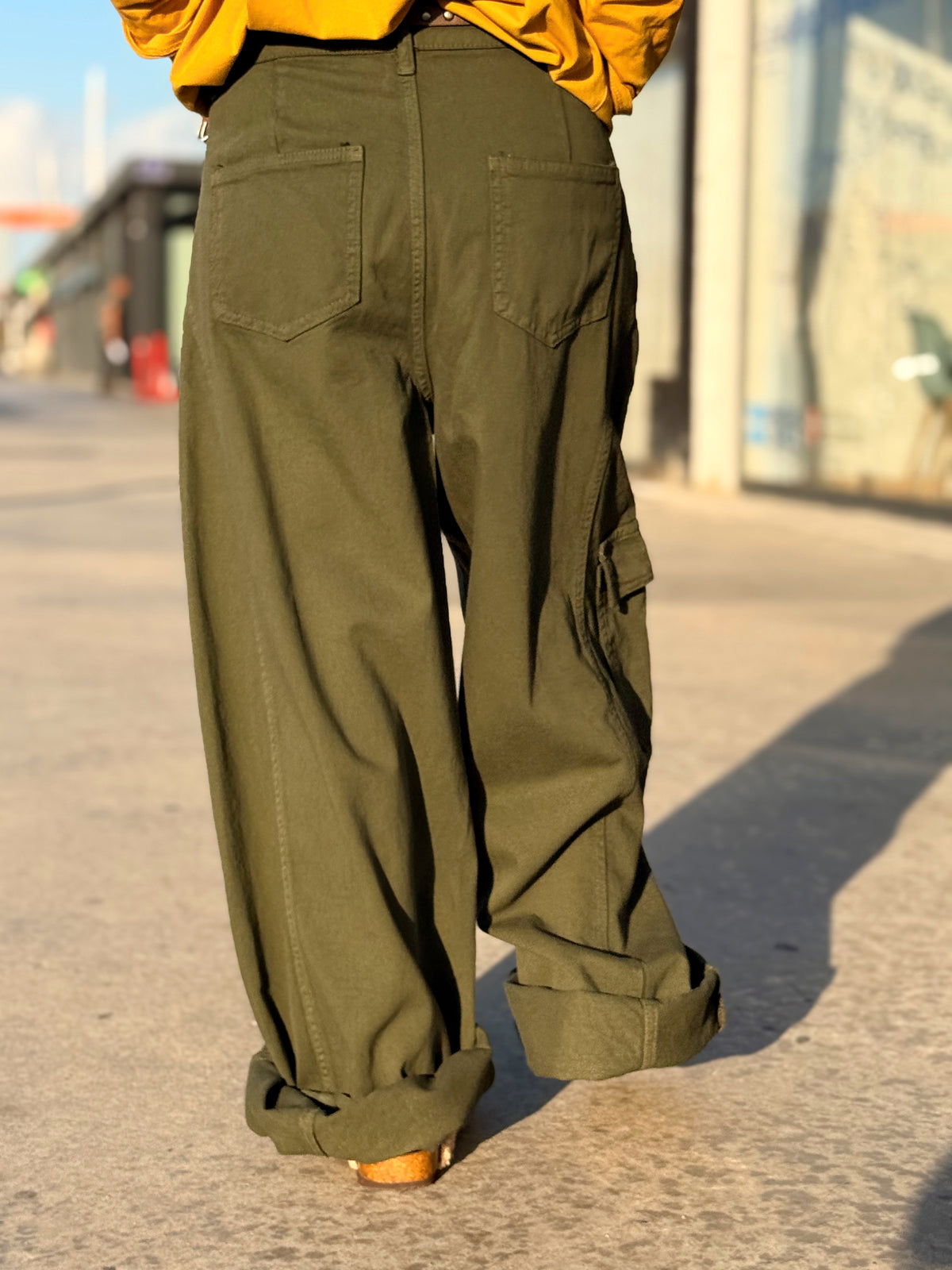 PANTALÓN CARGÓ CON CINTURÓN KAKI
