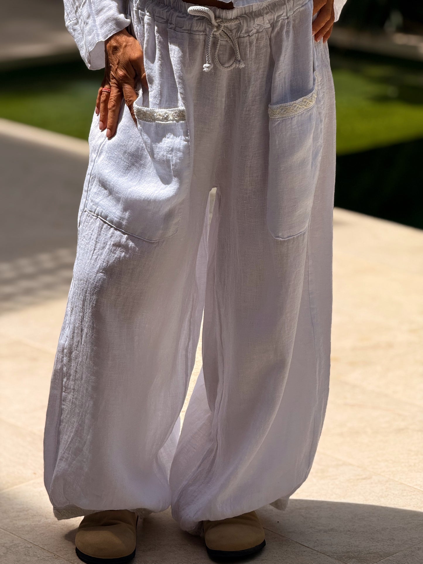 PANTALON OVERSIZE CON ENCAJE MULTICOLOR