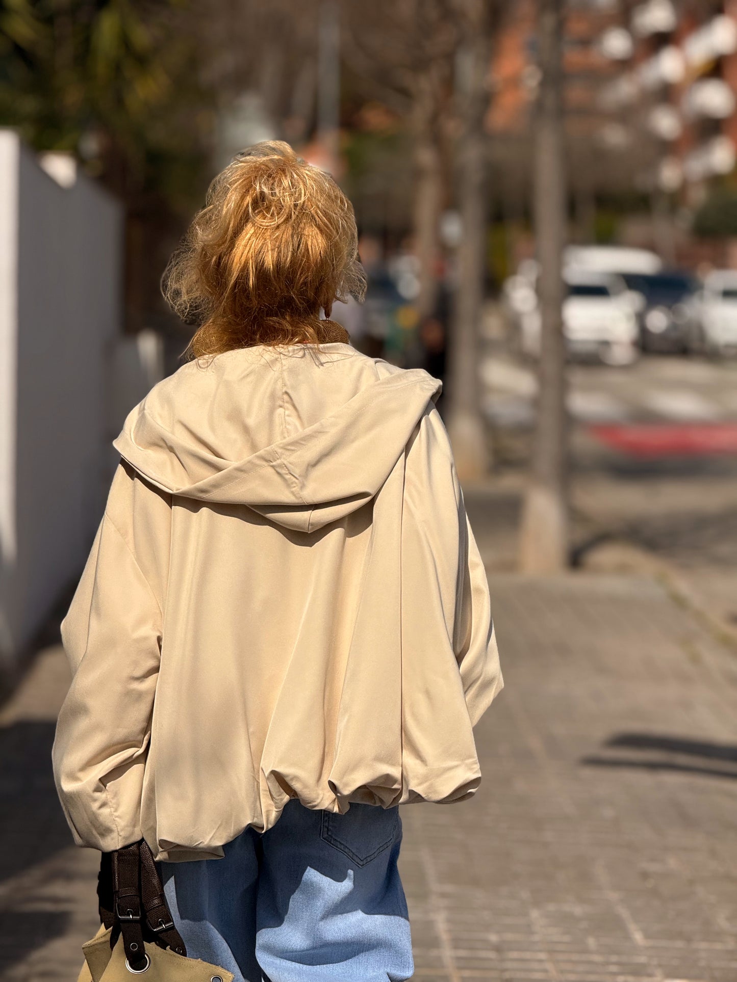 TRENCH OVERSIZE CON CAPUCHA MULTICOLOR