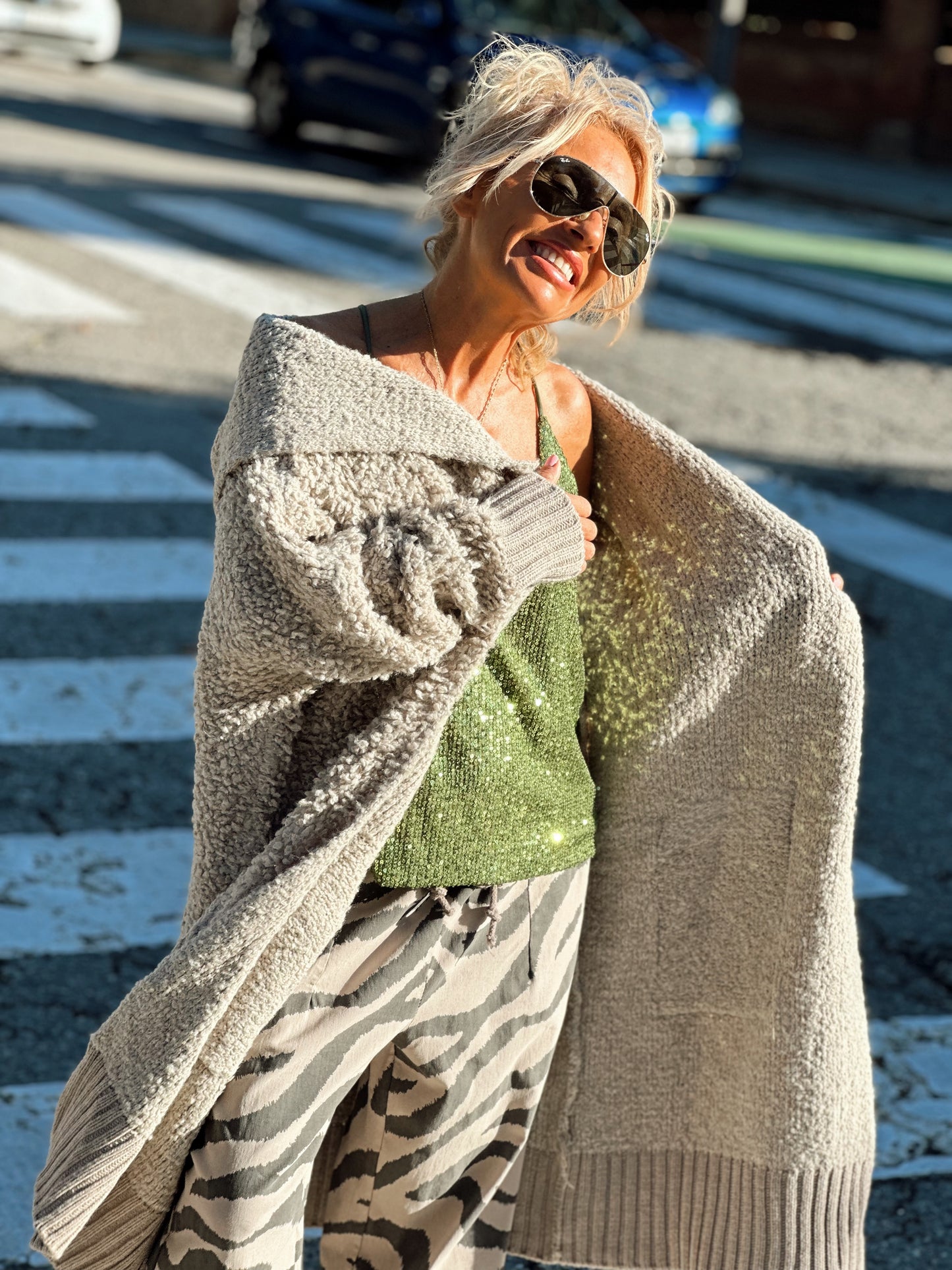 CHAQUETA DE PUNTO CON CAPUCHA BEIGE