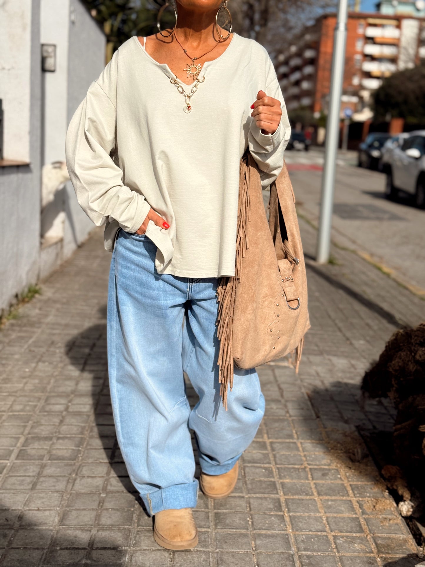 SUDADERA OVERSIZE CON CADENA LETRA CON BRILLANTE BRIGITTE MULTICOLOR