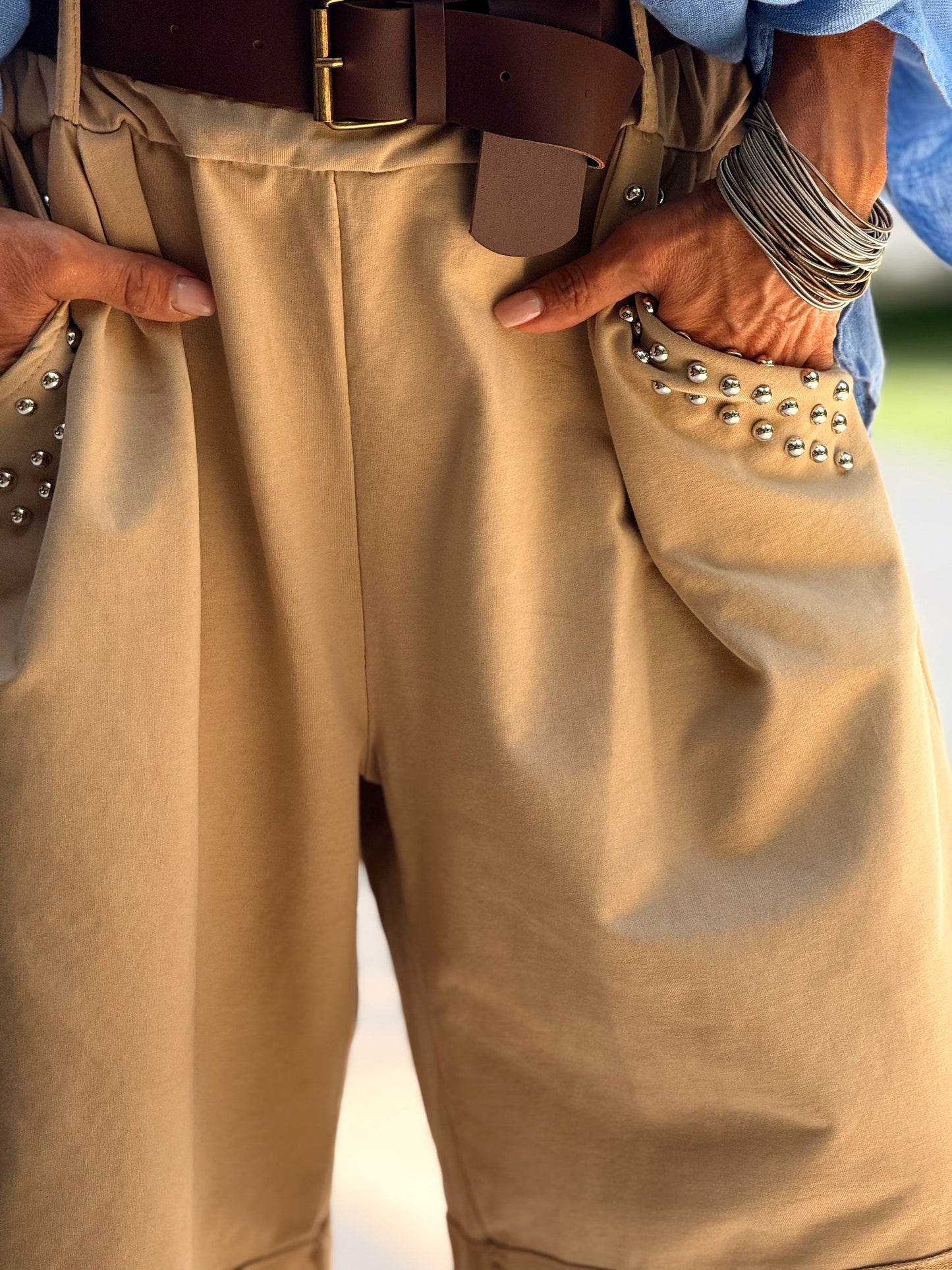 BERMUDA TACHAS CON CINTURÓN CAMEL