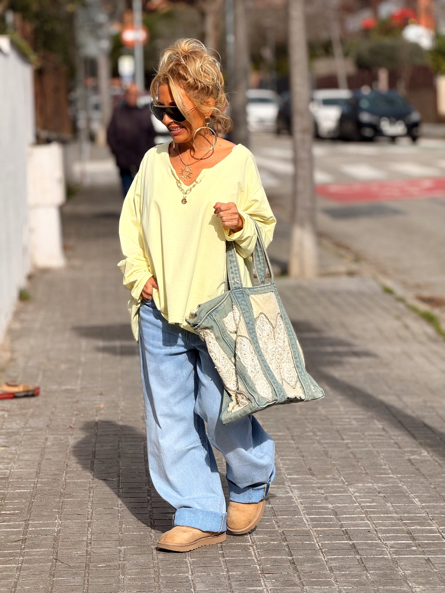 SUDADERA OVERSIZE CON CADENA LETRA CON BRILLANTE BRIGITTE MULTICOLOR