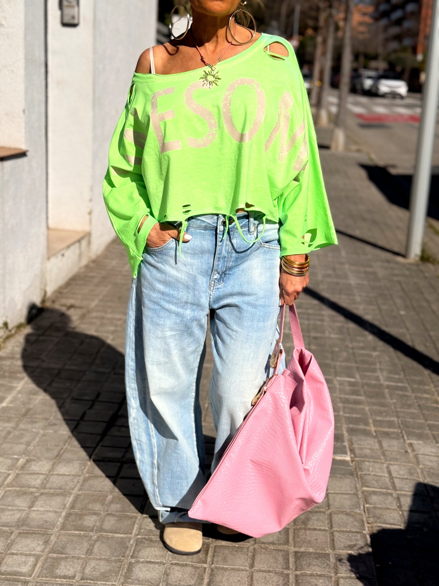CAMISETA CORTA LETRAS CON AGUJEROS MULTICOLOR