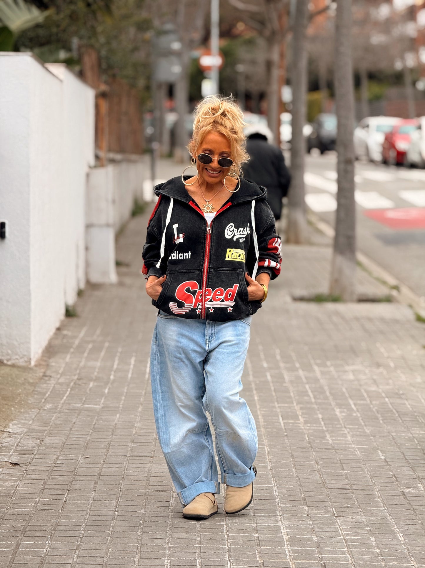 CHAQUETA CON CAPUCHA 78’ GRIS