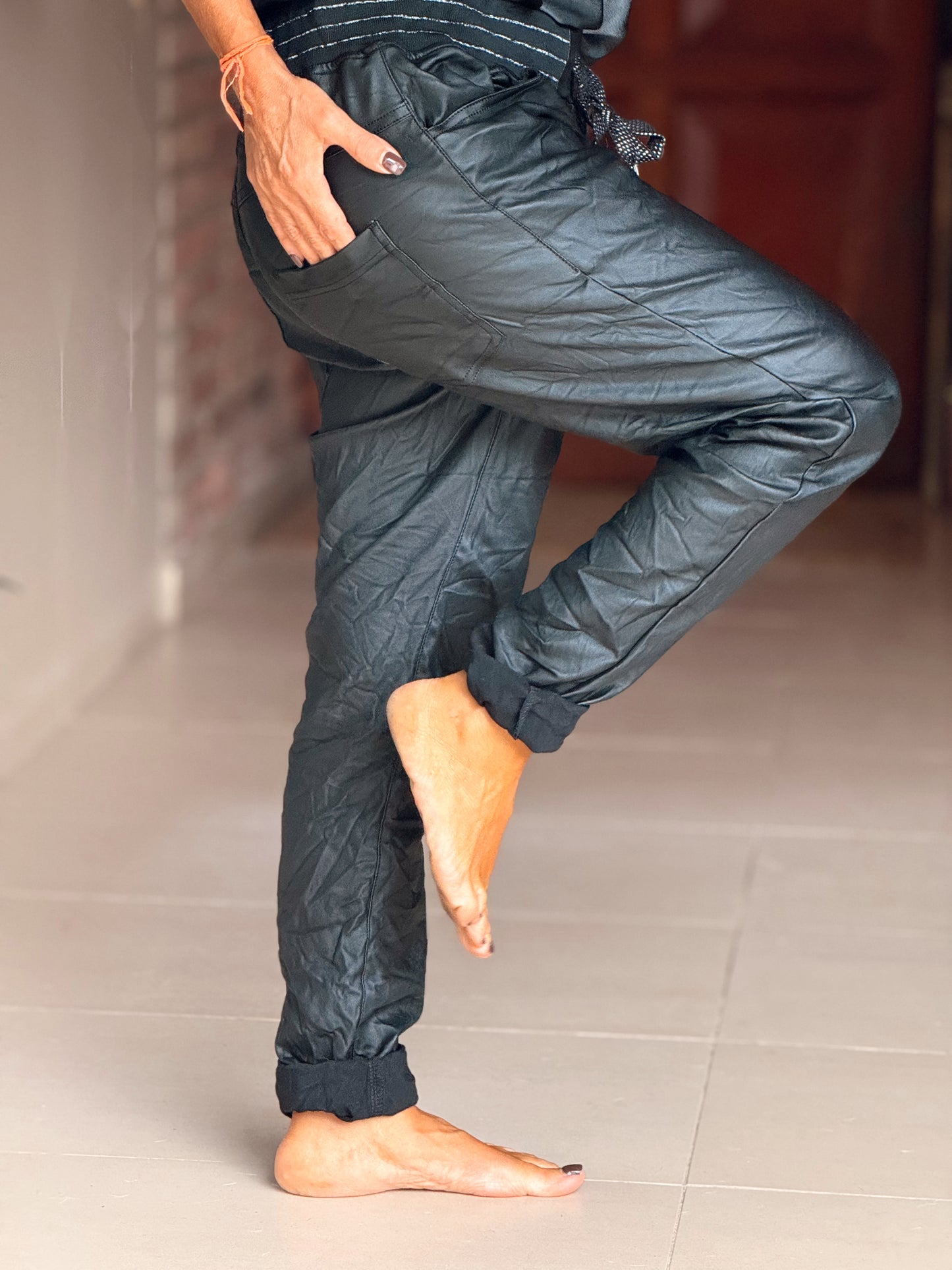 PANTALON CON GOMA ECOPIEL MULTICOLOR