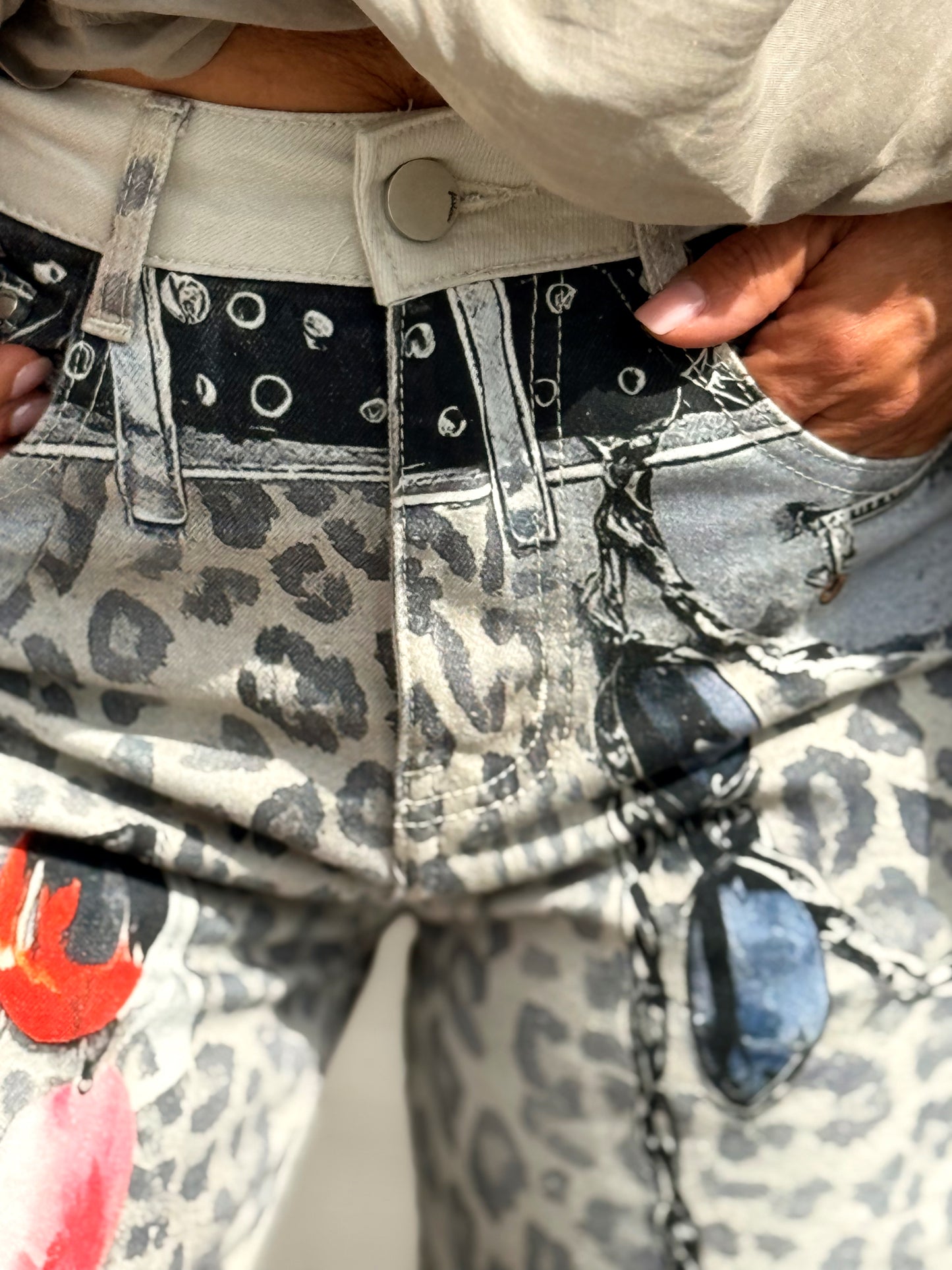 JEANS ESTAMPADO ANIMAL PRINT CRUDO
