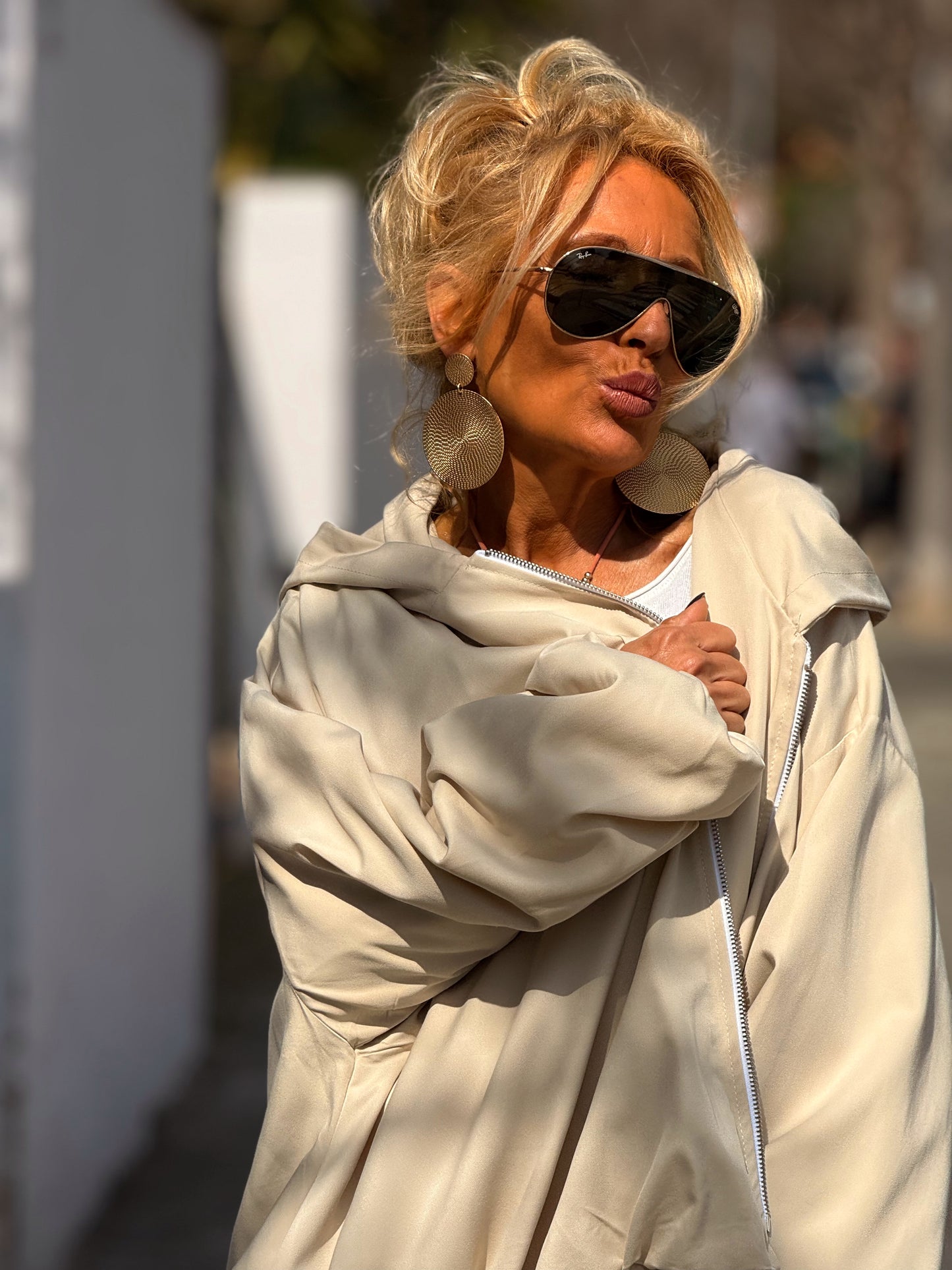 TRENCH OVERSIZE CON CAPUCHA MULTICOLOR