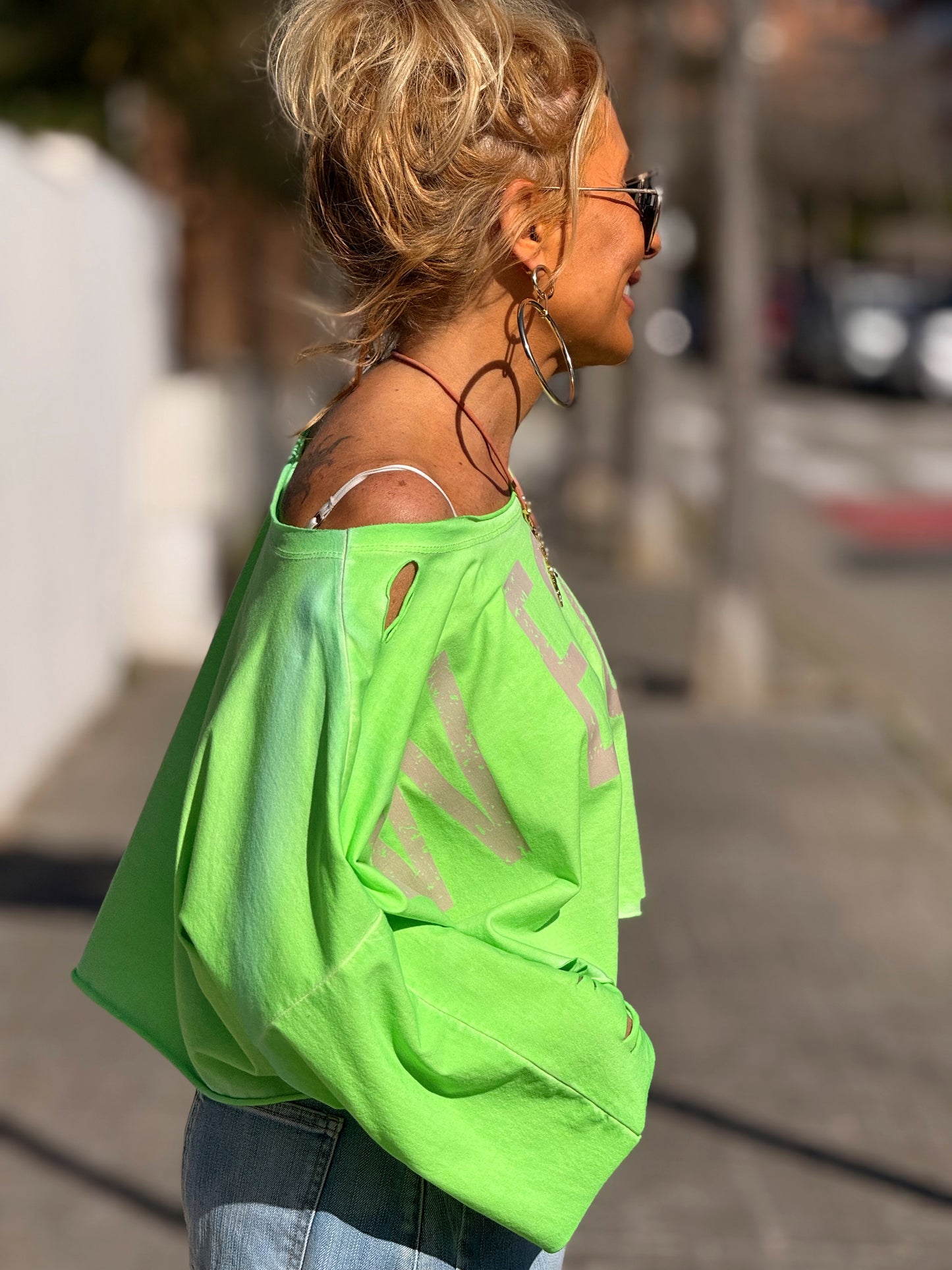 CAMISETA CORTA LETRAS CON AGUJEROS MULTICOLOR