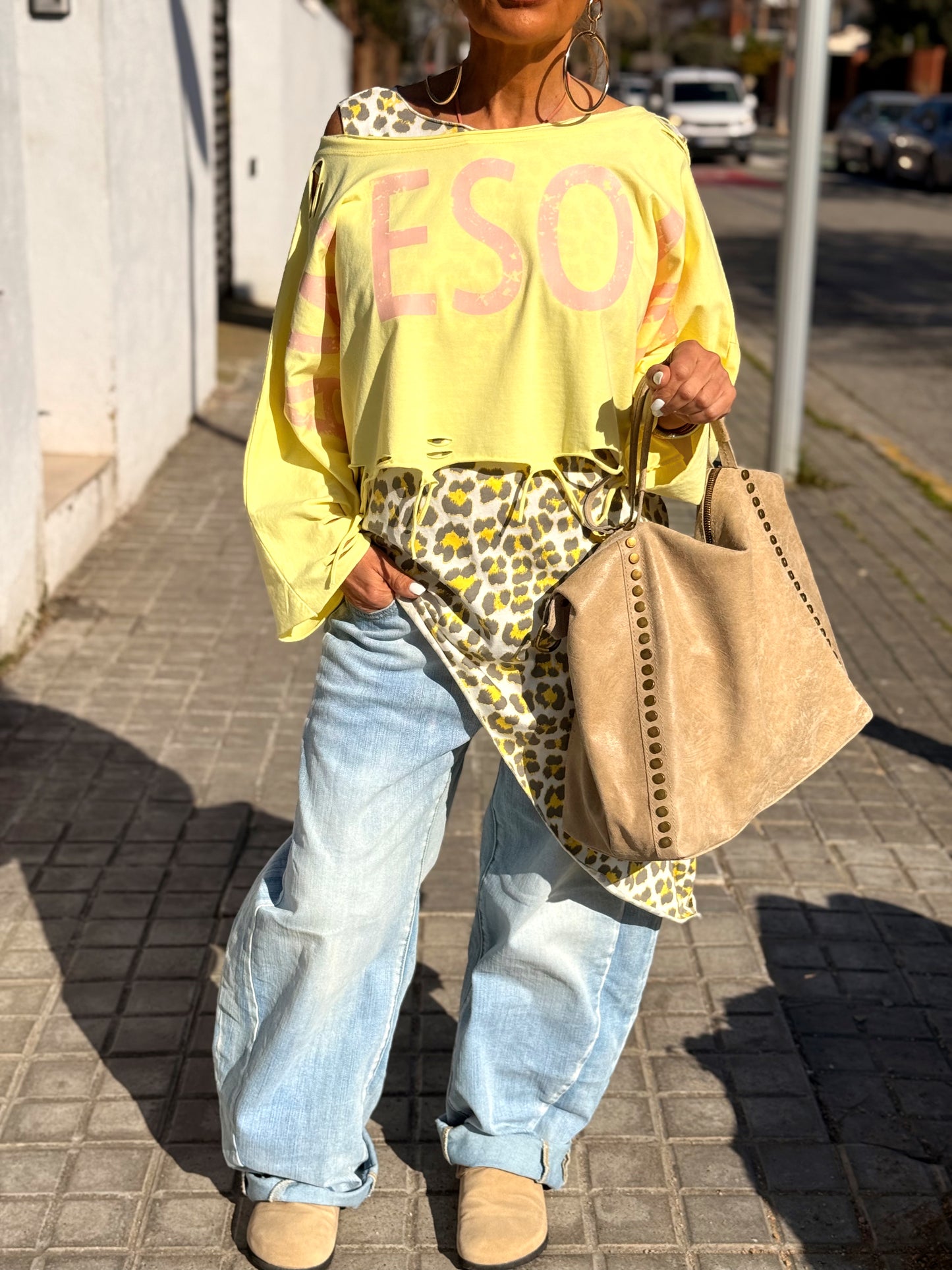 CAMISETA CORTA LETRAS CON AGUJEROS MULTICOLOR