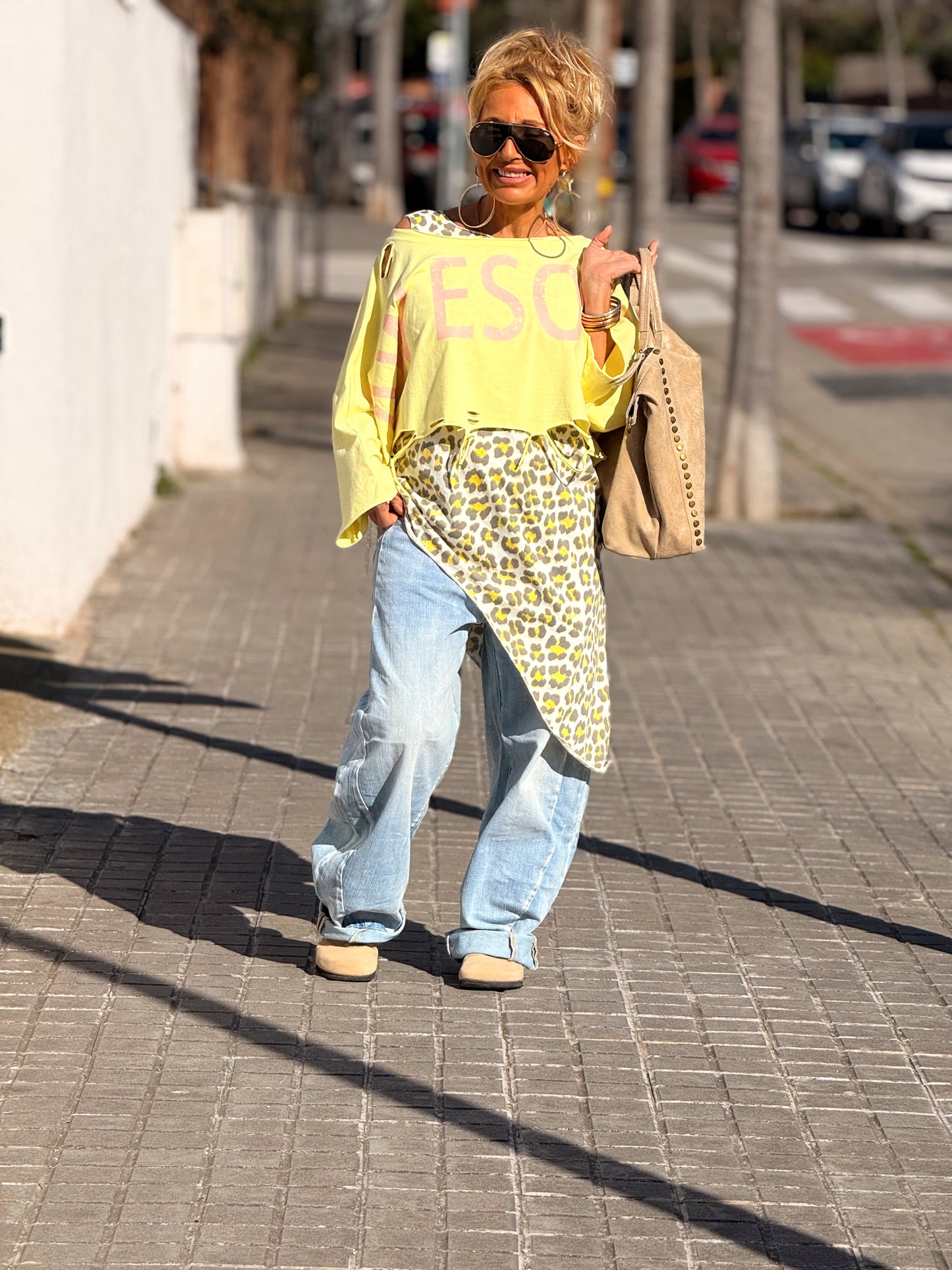 CAMISETA CORTA LETRAS CON AGUJEROS MULTICOLOR