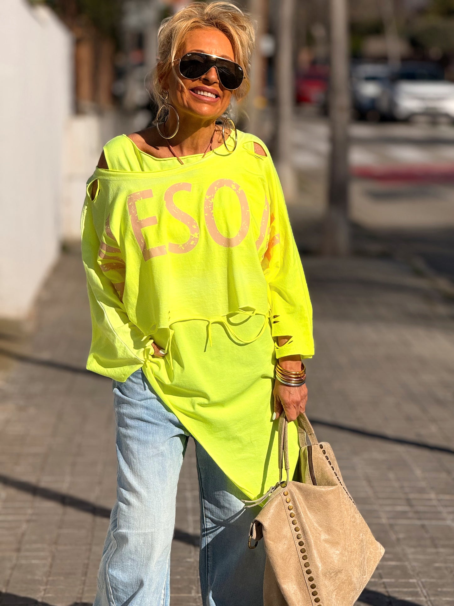CAMISETA CORTA LETRAS CON AGUJEROS MULTICOLOR