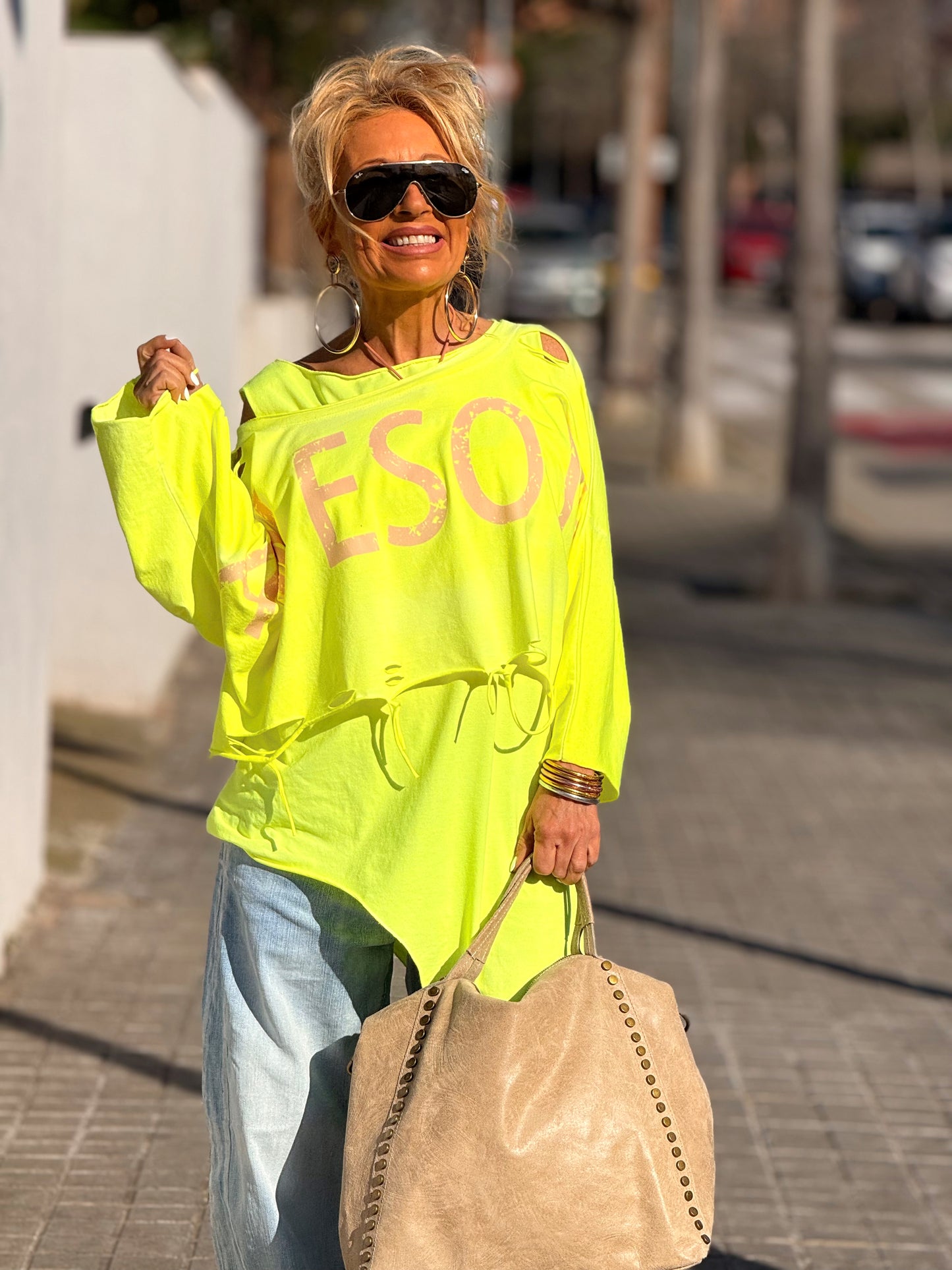 CAMISETA CORTA LETRAS CON AGUJEROS MULTICOLOR