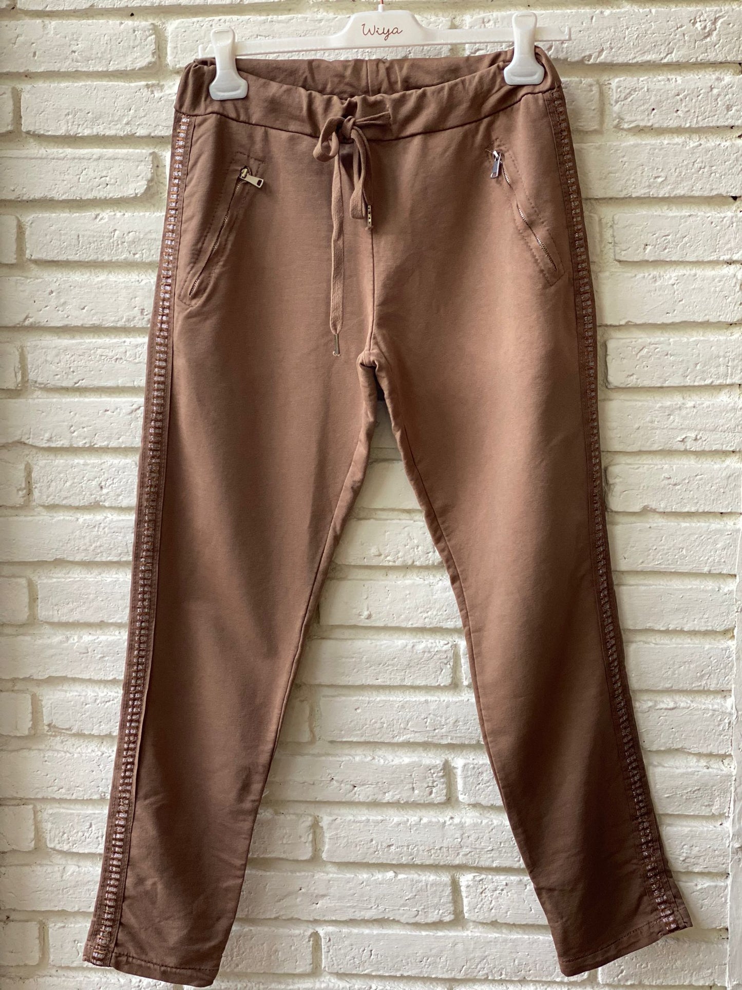 PANTALON CON BANDA MARRON