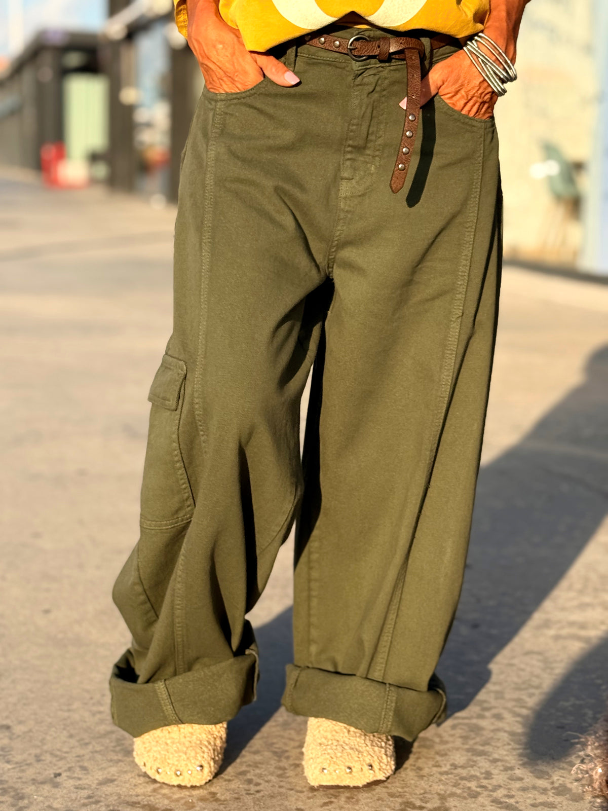 PANTALÓN CARGÓ CON CINTURÓN KAKI