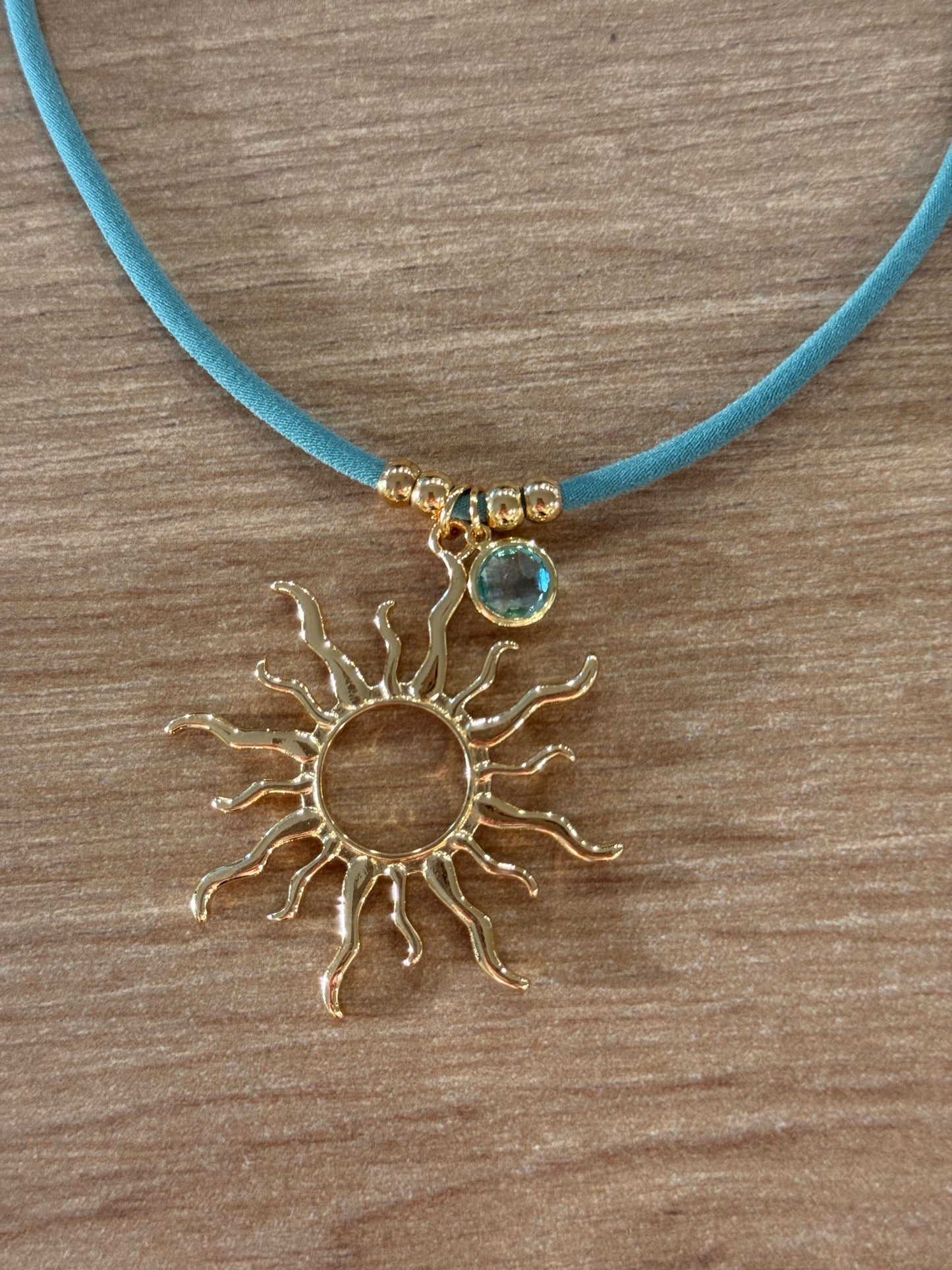 COLLAR SOL ☀️ CON BRILLANTE MULTICOLOR