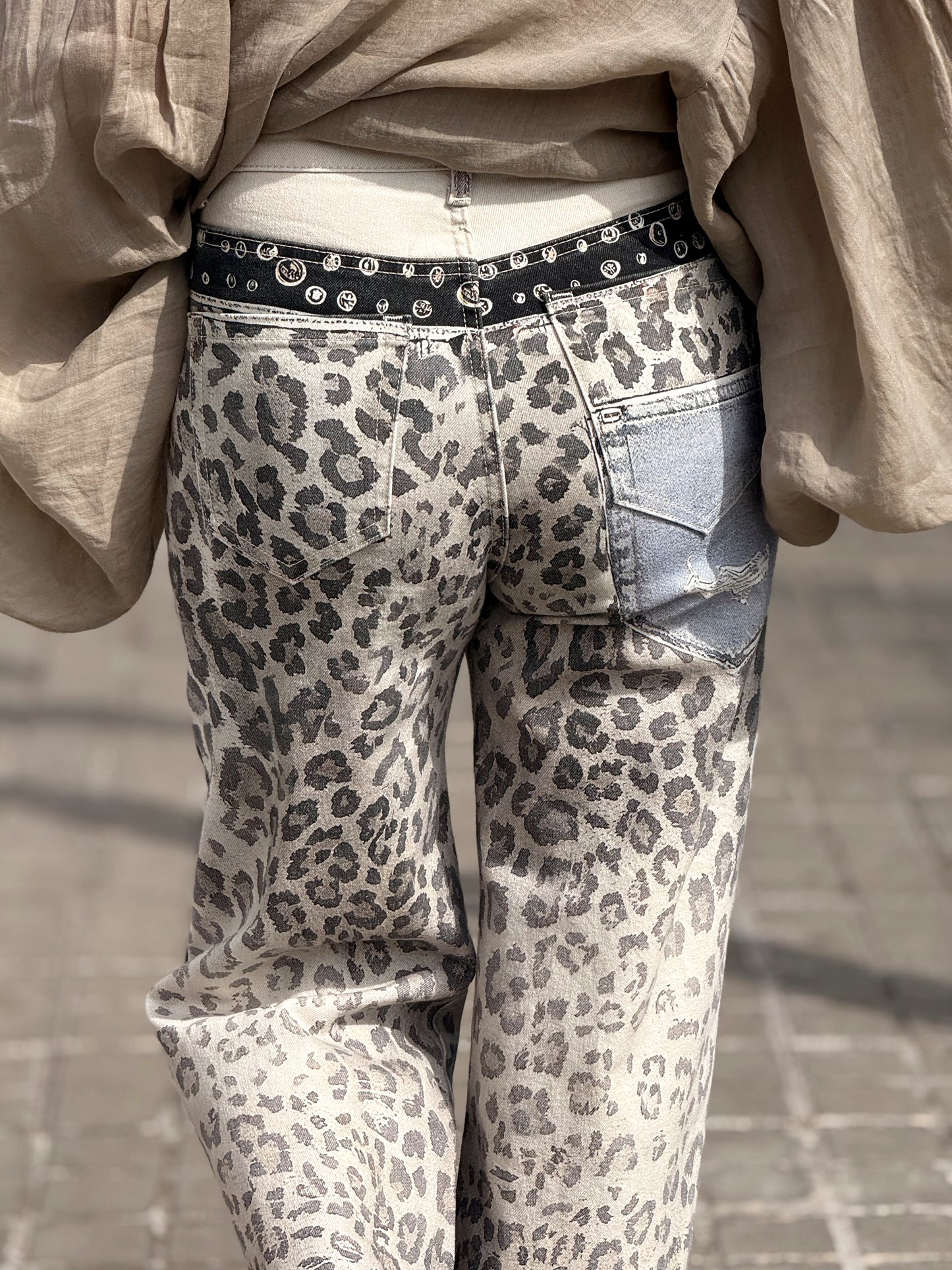 JEANS ESTAMPADO ANIMAL PRINT CRUDO