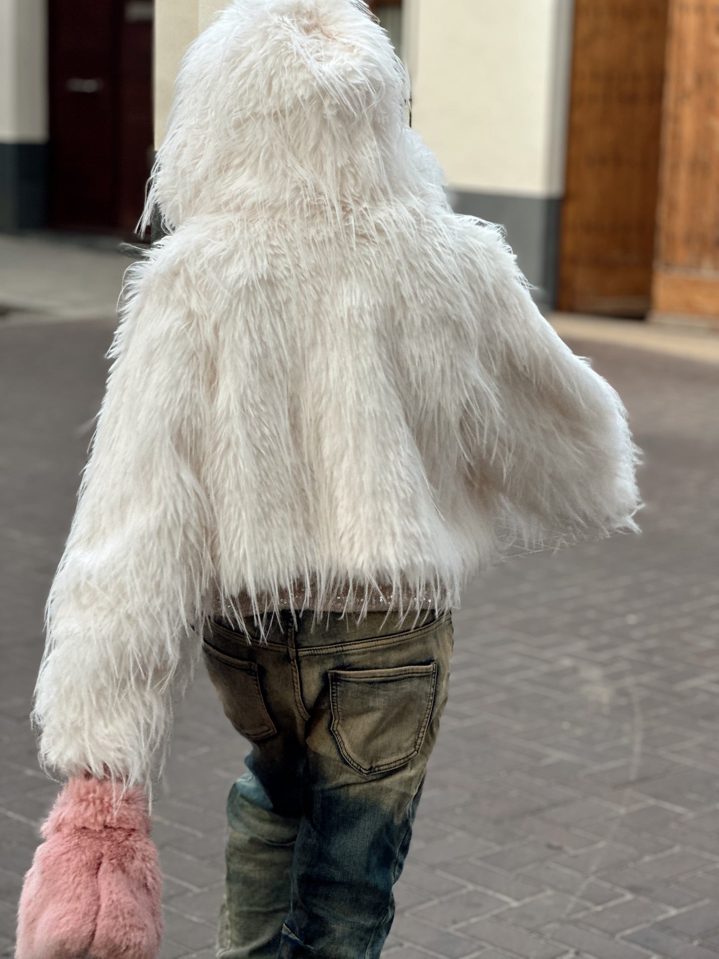 CHAQUETA CORTA  DE PELO SINTÉTICO CON CAPUCHA BLANCO