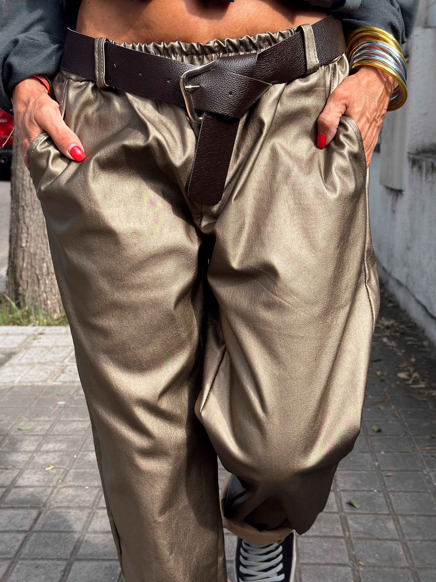 PANTALON BRILLANTE CON CINTURÓN BRONCE