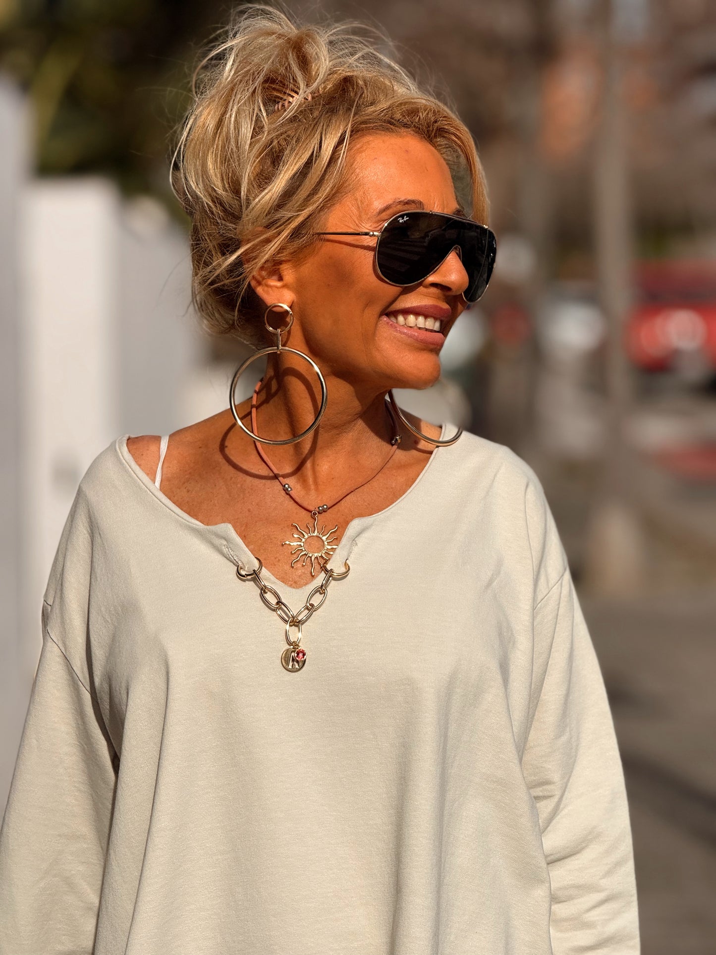 SUDADERA OVERSIZE CON CADENA LETRA CON BRILLANTE BRIGITTE MULTICOLOR