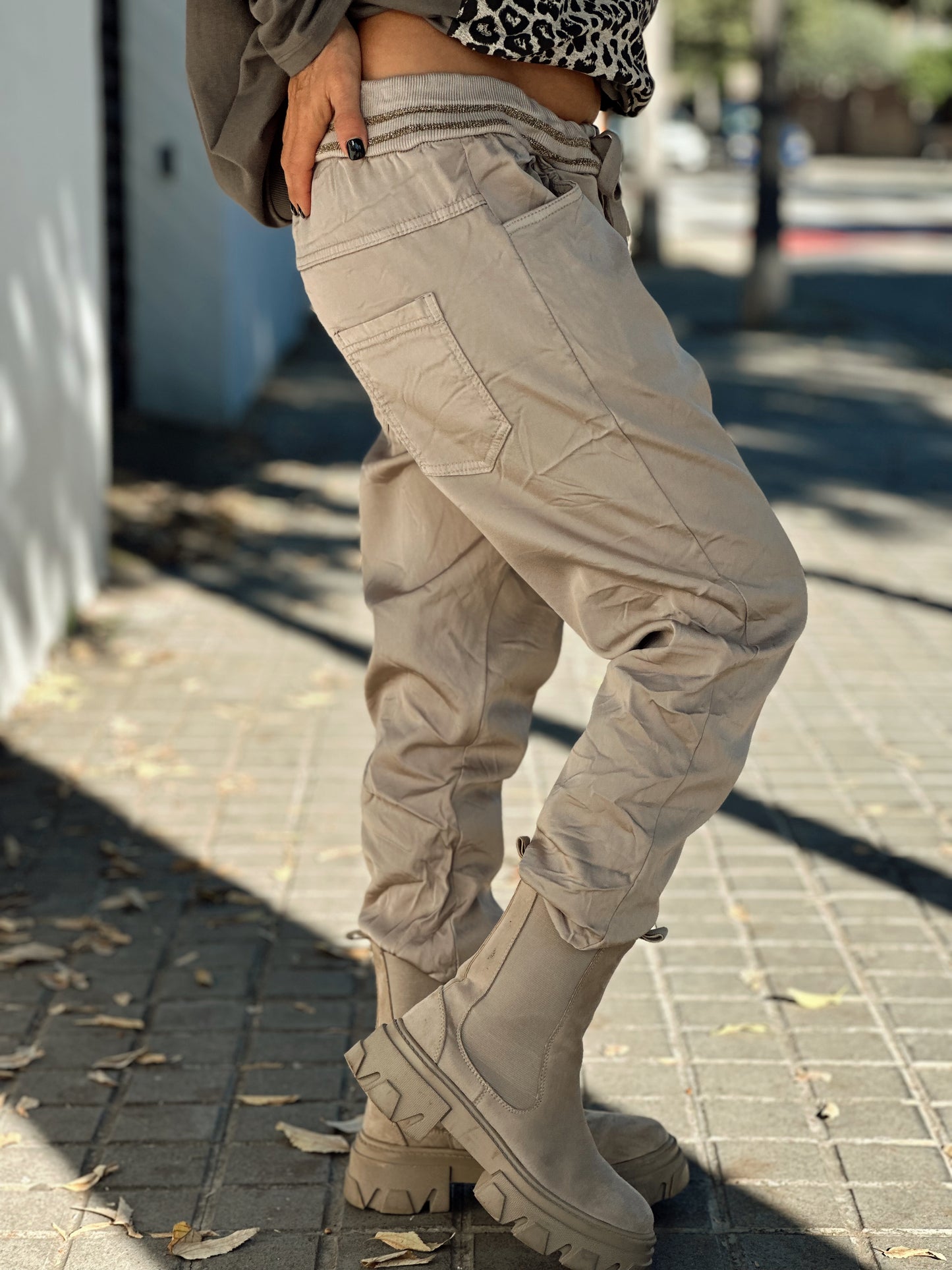 PANTALON CON CORDÓN DORADO SATINADO BEIGE