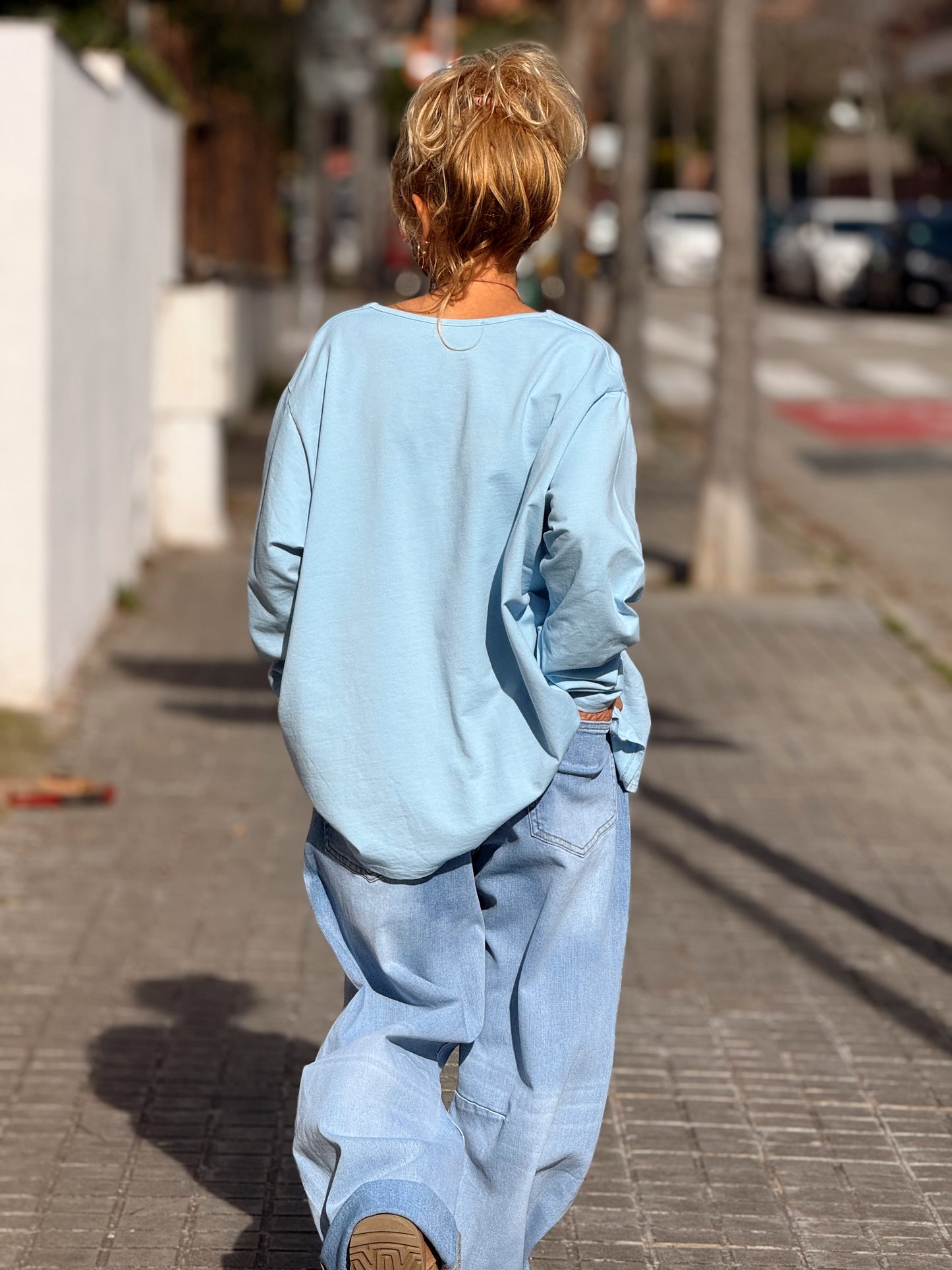 SUDADERA OVERSIZE CON CADENA LETRA CON BRILLANTE BRIGITTE MULTICOLOR