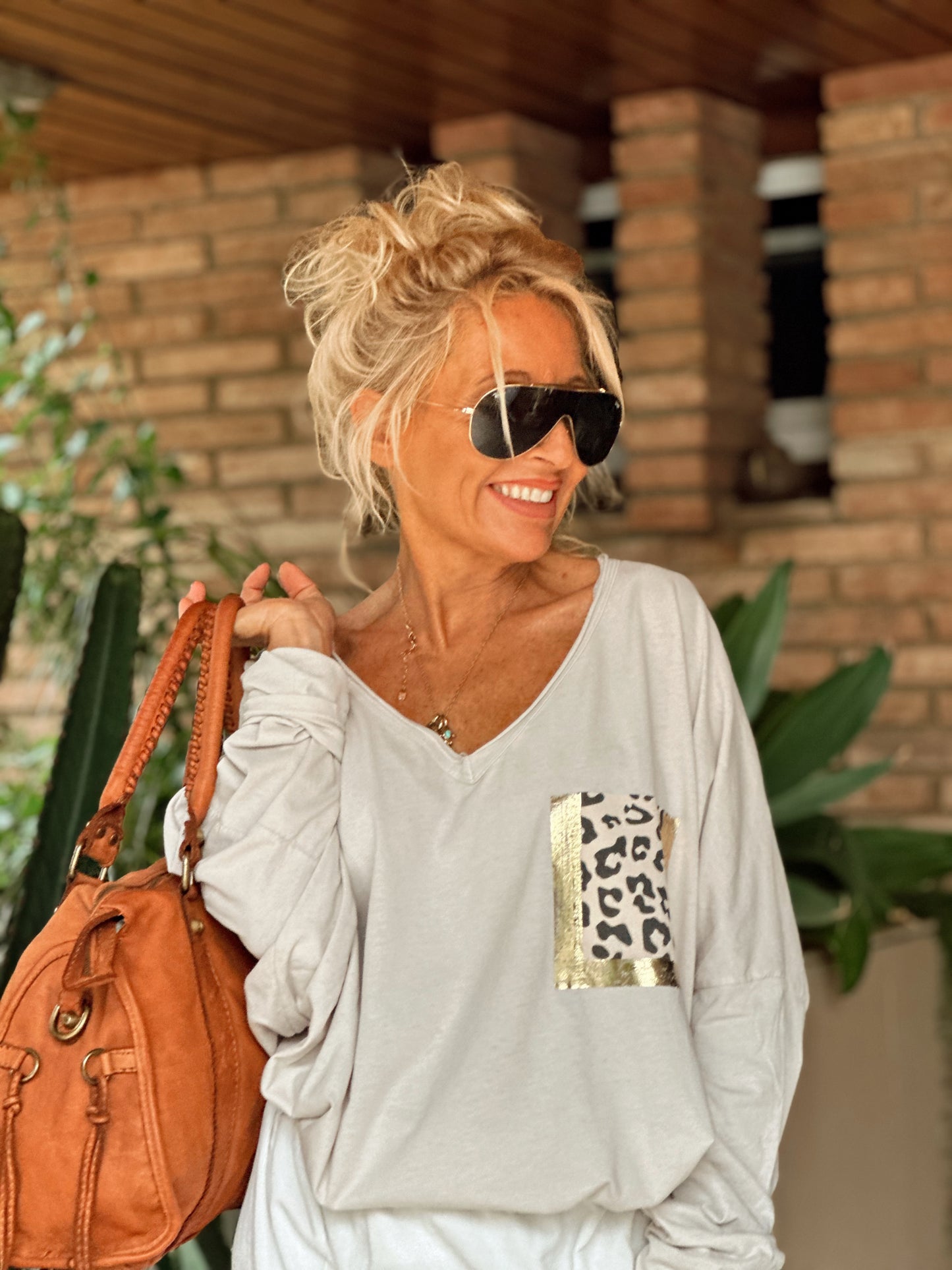 CAMISETA OVERSIZE CON BOLSILLO ANIMAL PRINT BEIGE