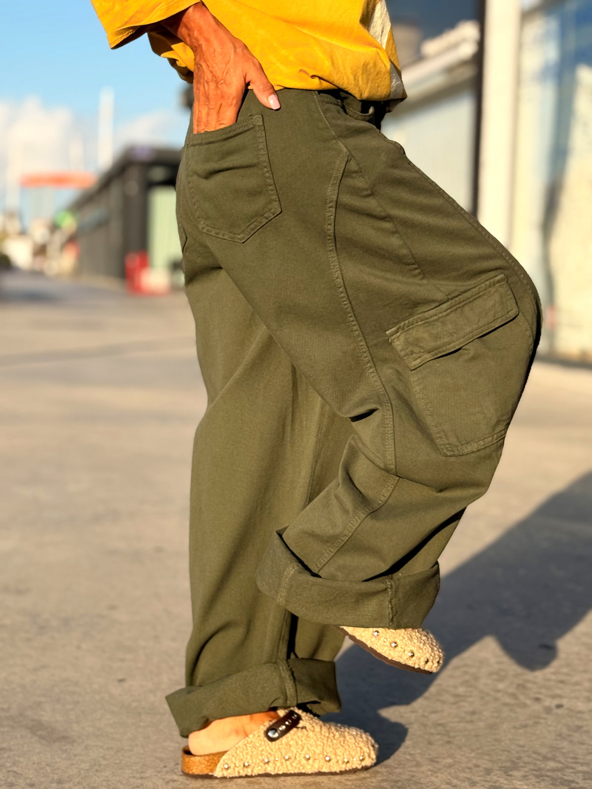 PANTALÓN CARGÓ CON CINTURÓN KAKI