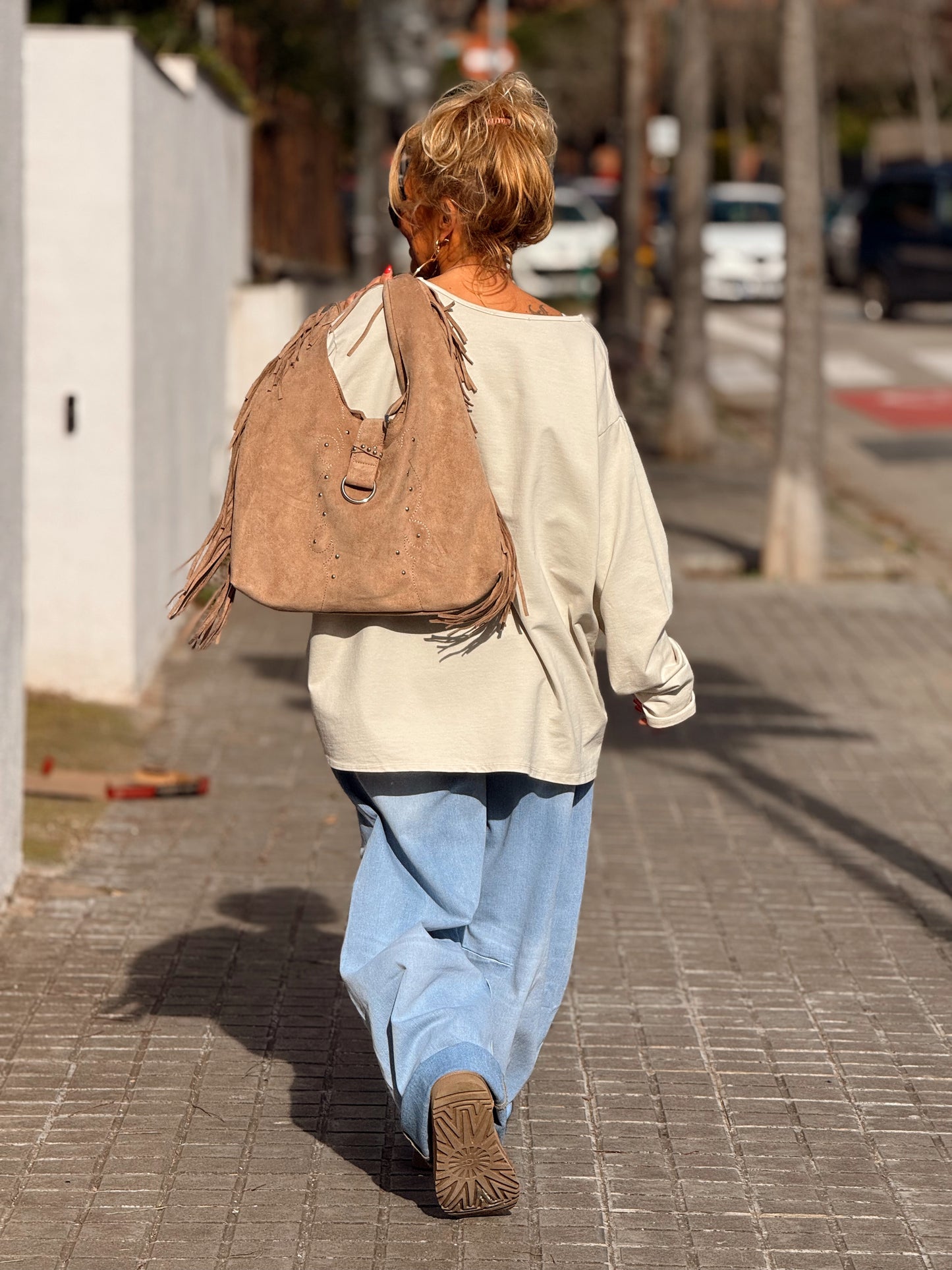 SUDADERA OVERSIZE CON CADENA LETRA CON BRILLANTE BRIGITTE MULTICOLOR