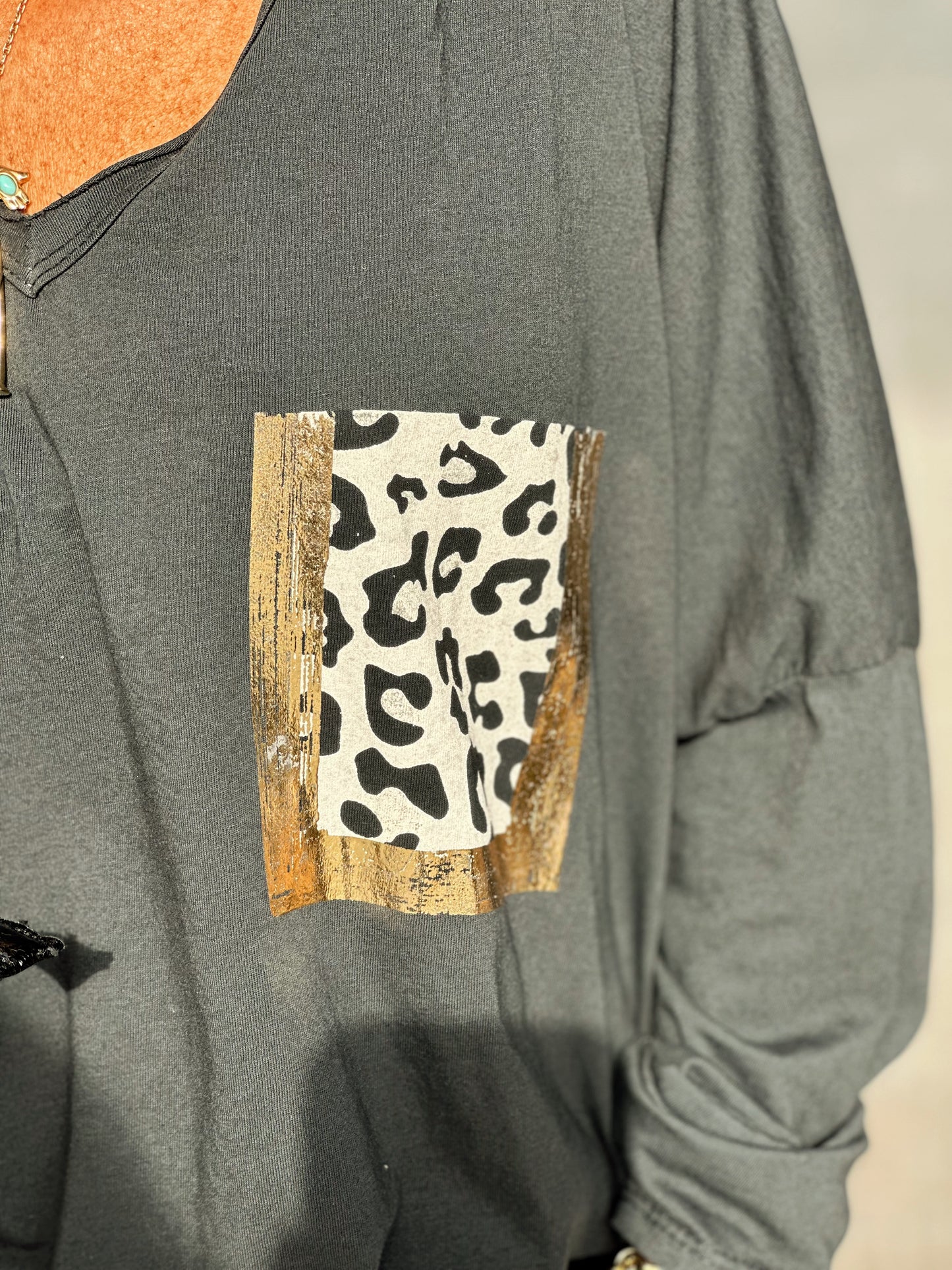 CAMISETA OVERSIZE CON BOLSILLO ANIMAL PRINT