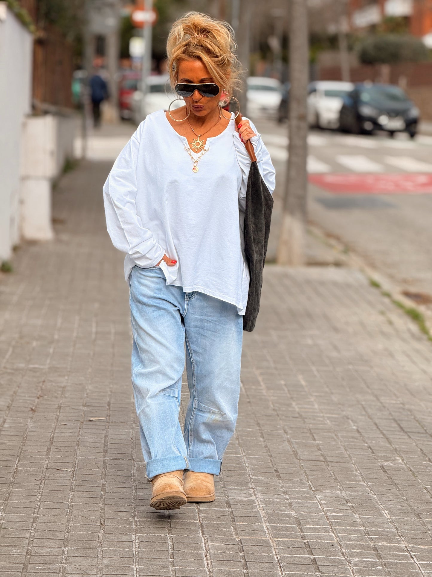 SUDADERA OVERSIZE CON CADENA LETRA CON BRILLANTE BRIGITTE MULTICOLOR