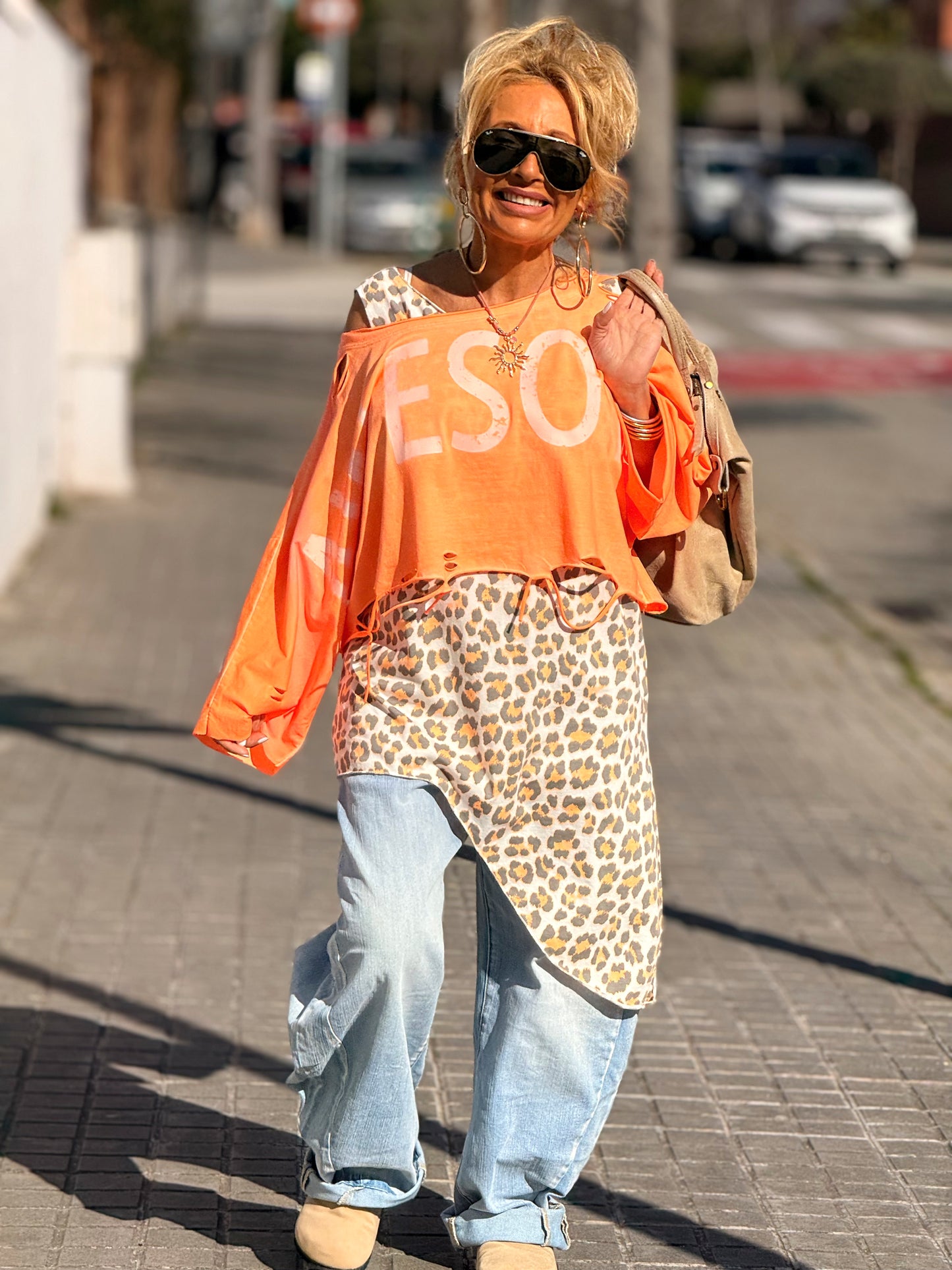 CAMISETA CORTA LETRAS CON AGUJEROS MULTICOLOR