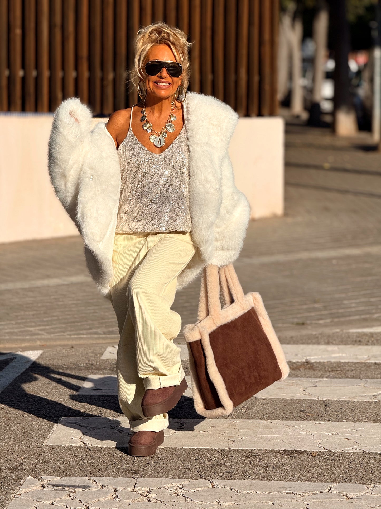 CHAQUETA CON CAPUCHA PELO SINTÉTICO MULTICOLOR