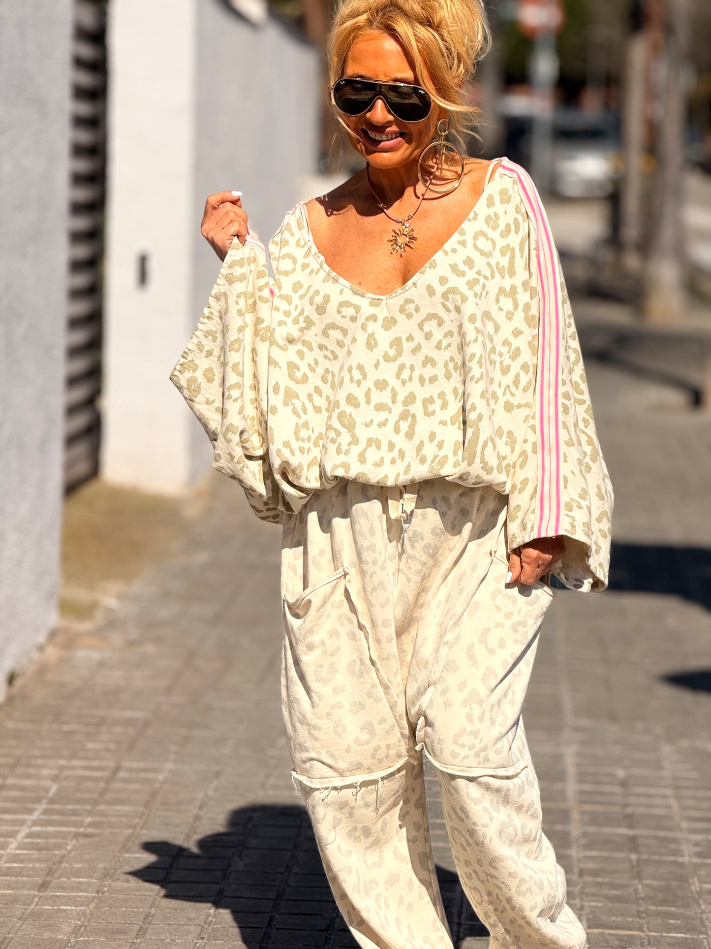 SUDADERA OVERSIZE CON LATERAL ROSA ANIMAL PRINT BEIGE