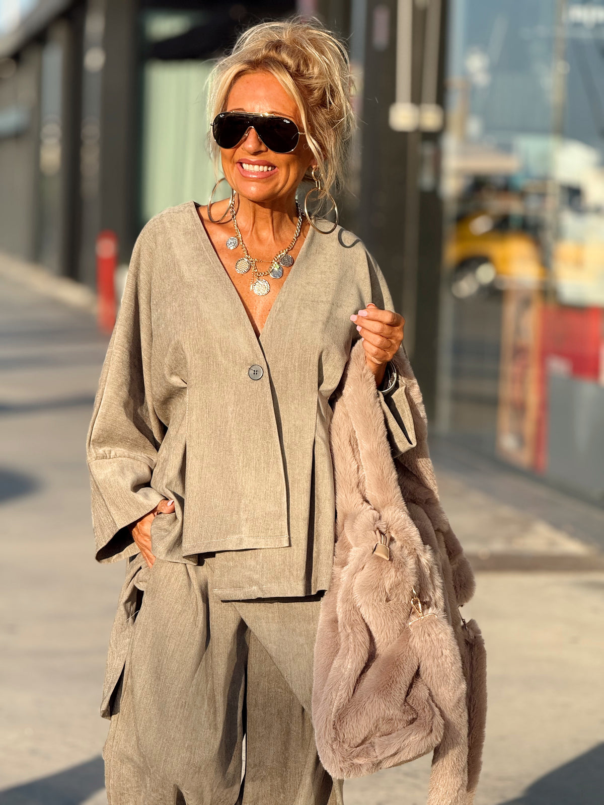 CONJUNTO CHAQUETA ASIMÉTRICA- PANTALON TERCIOPELO TOPO