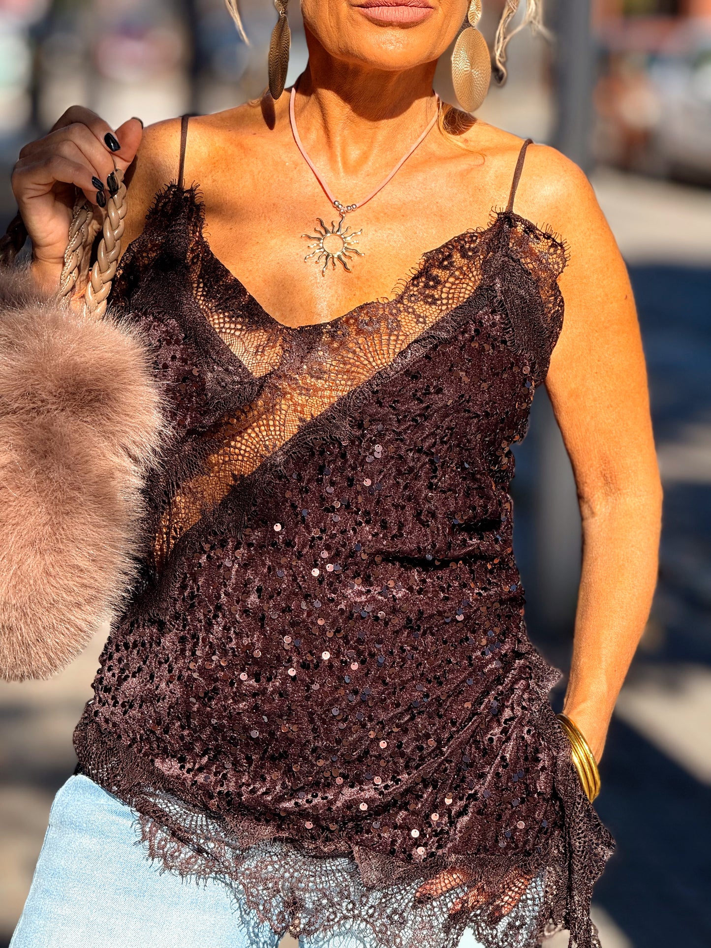 TOP LENTEJUELAS ASIMÉTRICA MARRÓN