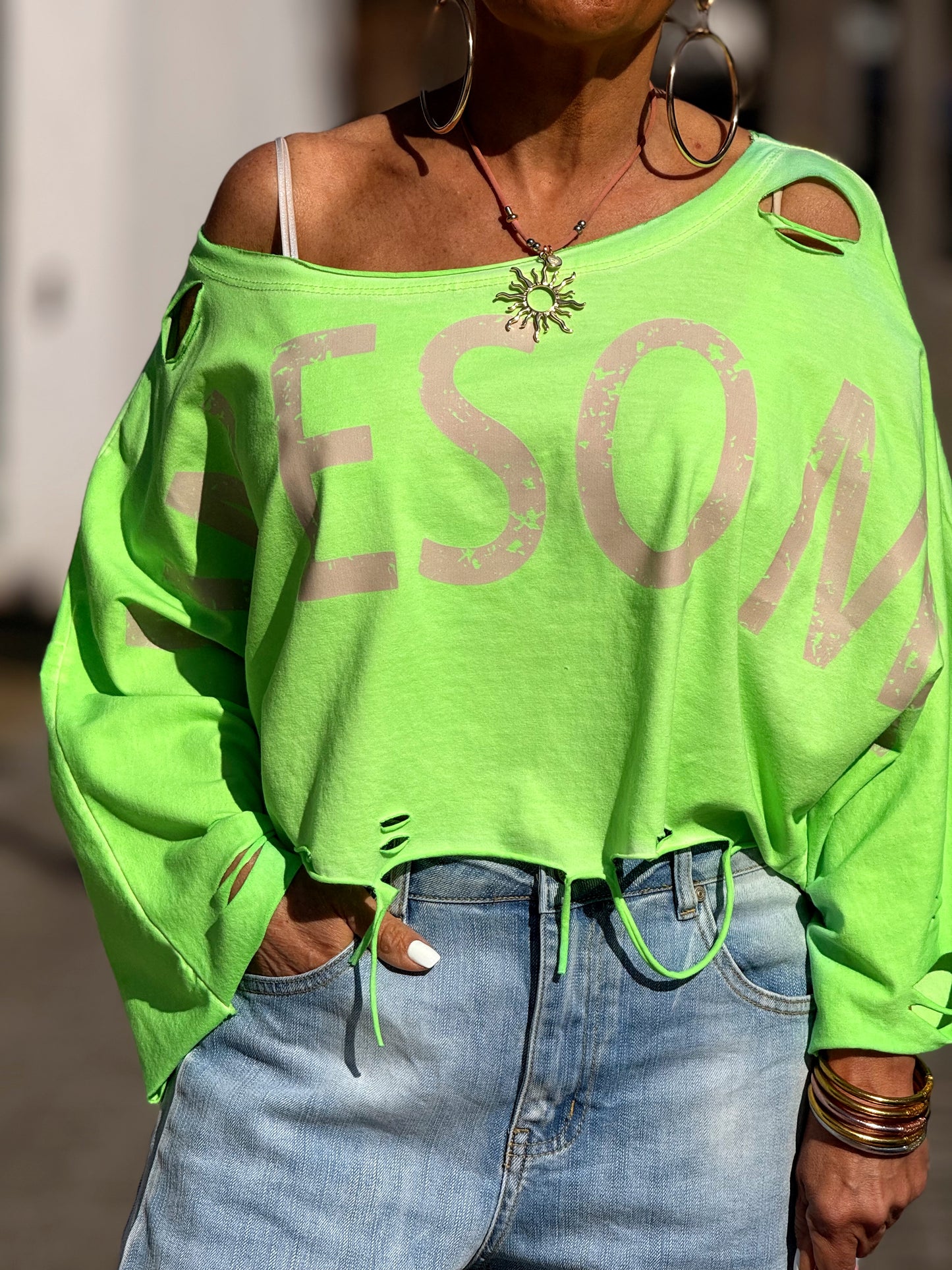 CAMISETA CORTA LETRAS CON AGUJEROS MULTICOLOR