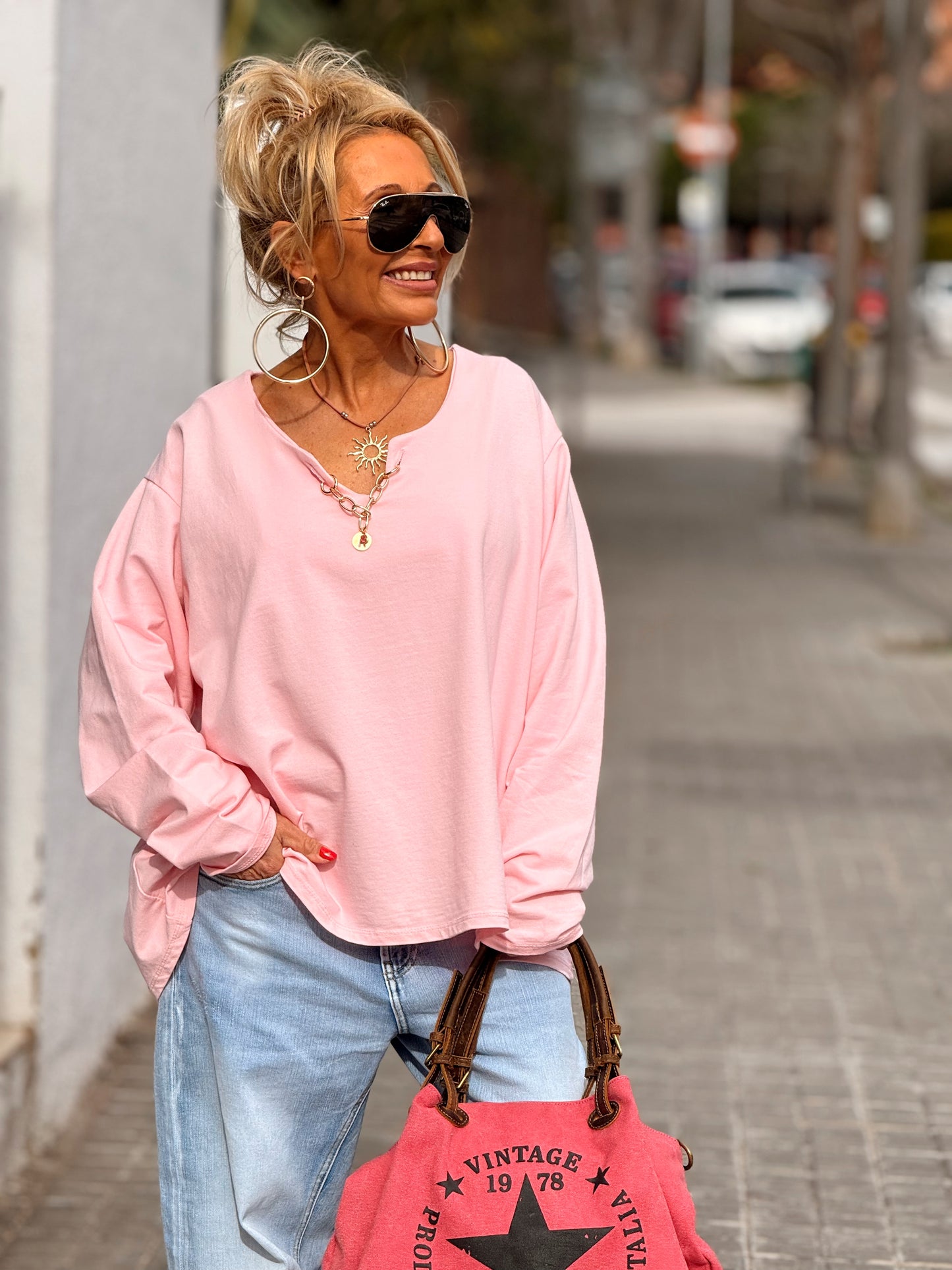 SUDADERA OVERSIZE CON CADENA LETRA CON BRILLANTE BRIGITTE MULTICOLOR