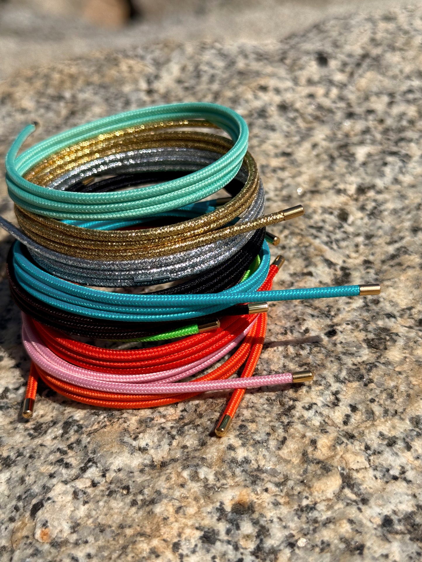 CORDON PULSERA- COLLAR MAGNÉTICO CON MEDALLA MULTICOLOR