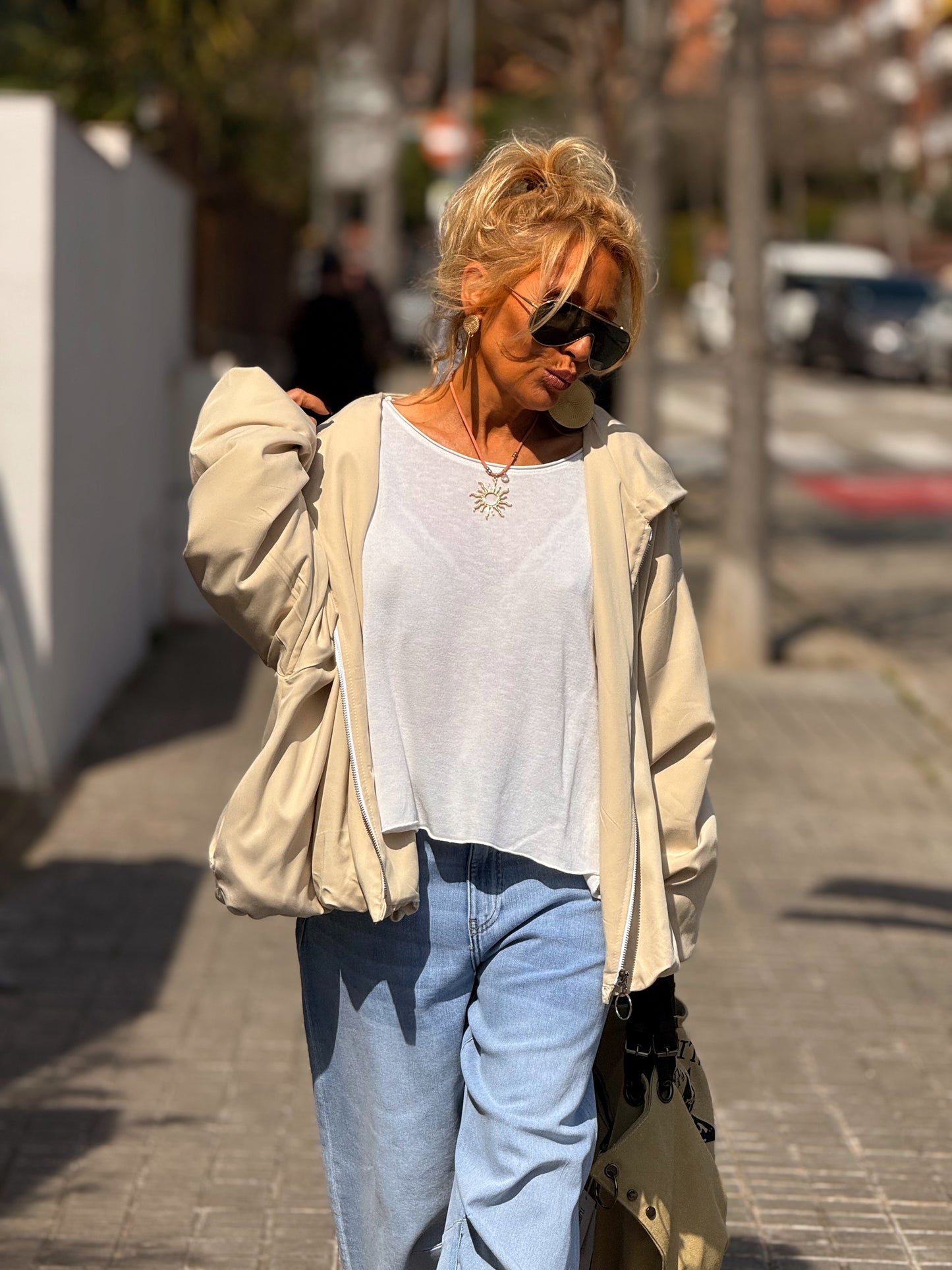 TRENCH OVERSIZE CON CAPUCHA MULTICOLOR