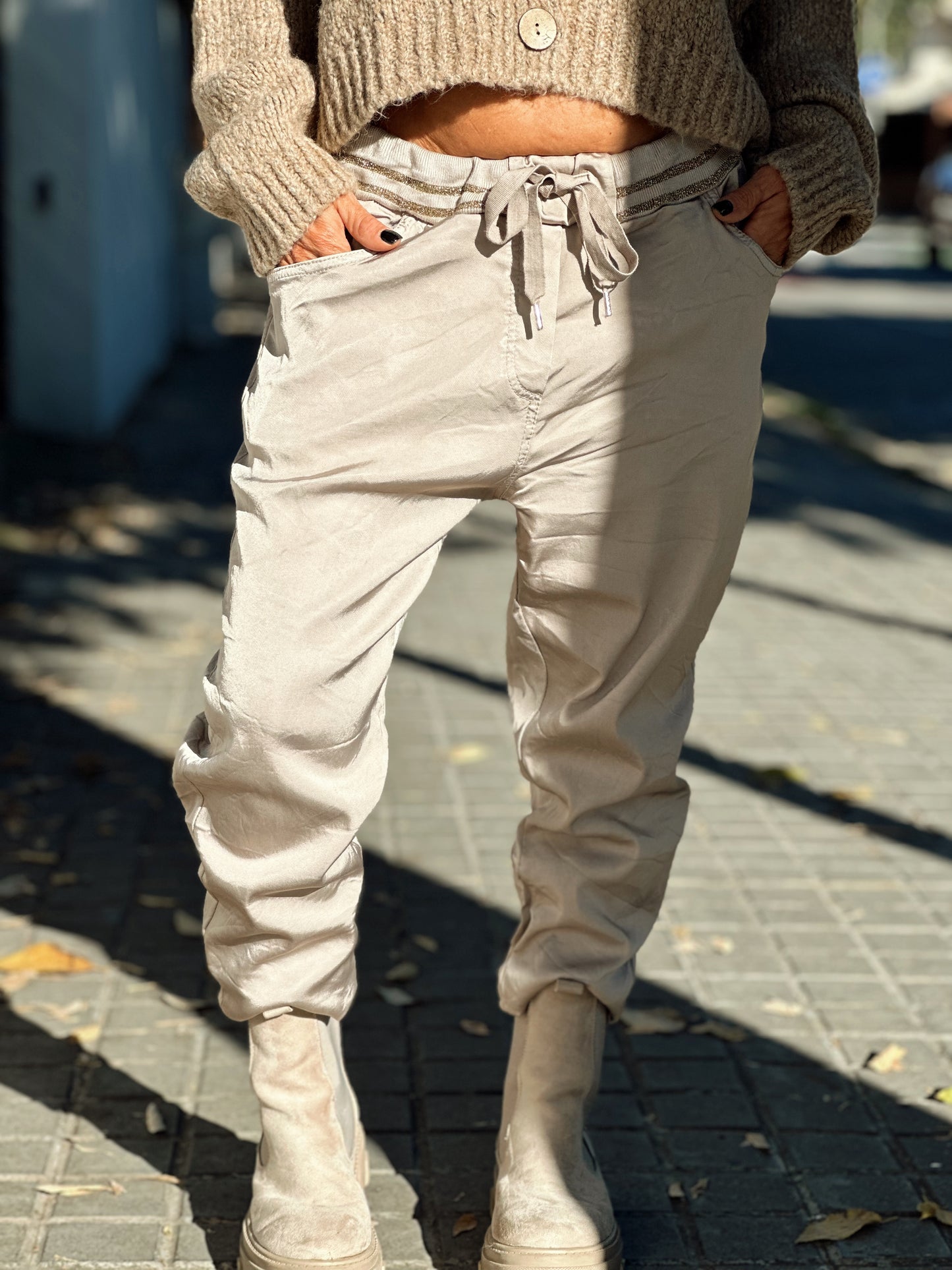 PANTALON CON CORDÓN DORADO SATINADO BEIGE