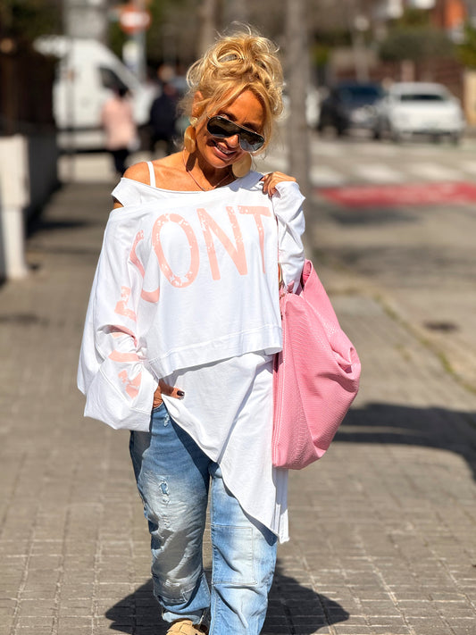 CAMISETA CORTA OVERSIZE LETRA MULTICOLOR