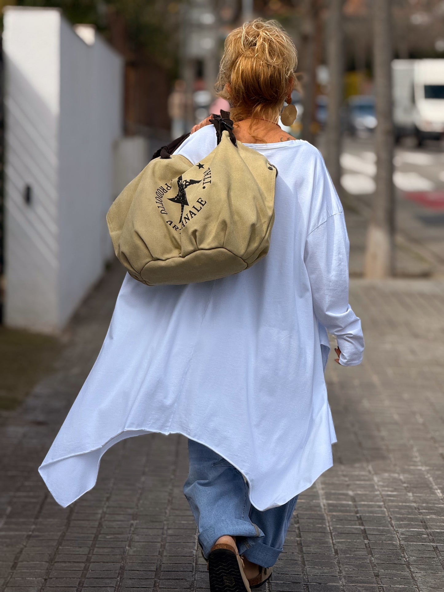 CAMISETA OVERSIZE ASIMÉTRICA MULTICOLOR